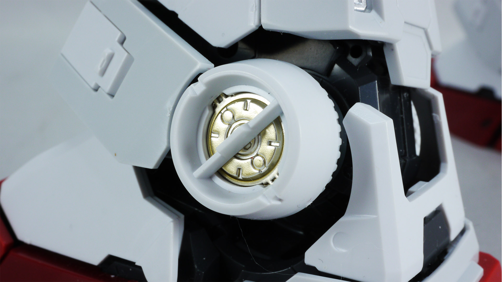 大スケールならではの絶妙な角度付けも難なくこなせます。脚部のラインにしびれますし、各部のディテールやアクセントがバシバシ目に入ってきてその情報量にいくらでも眺めていられます