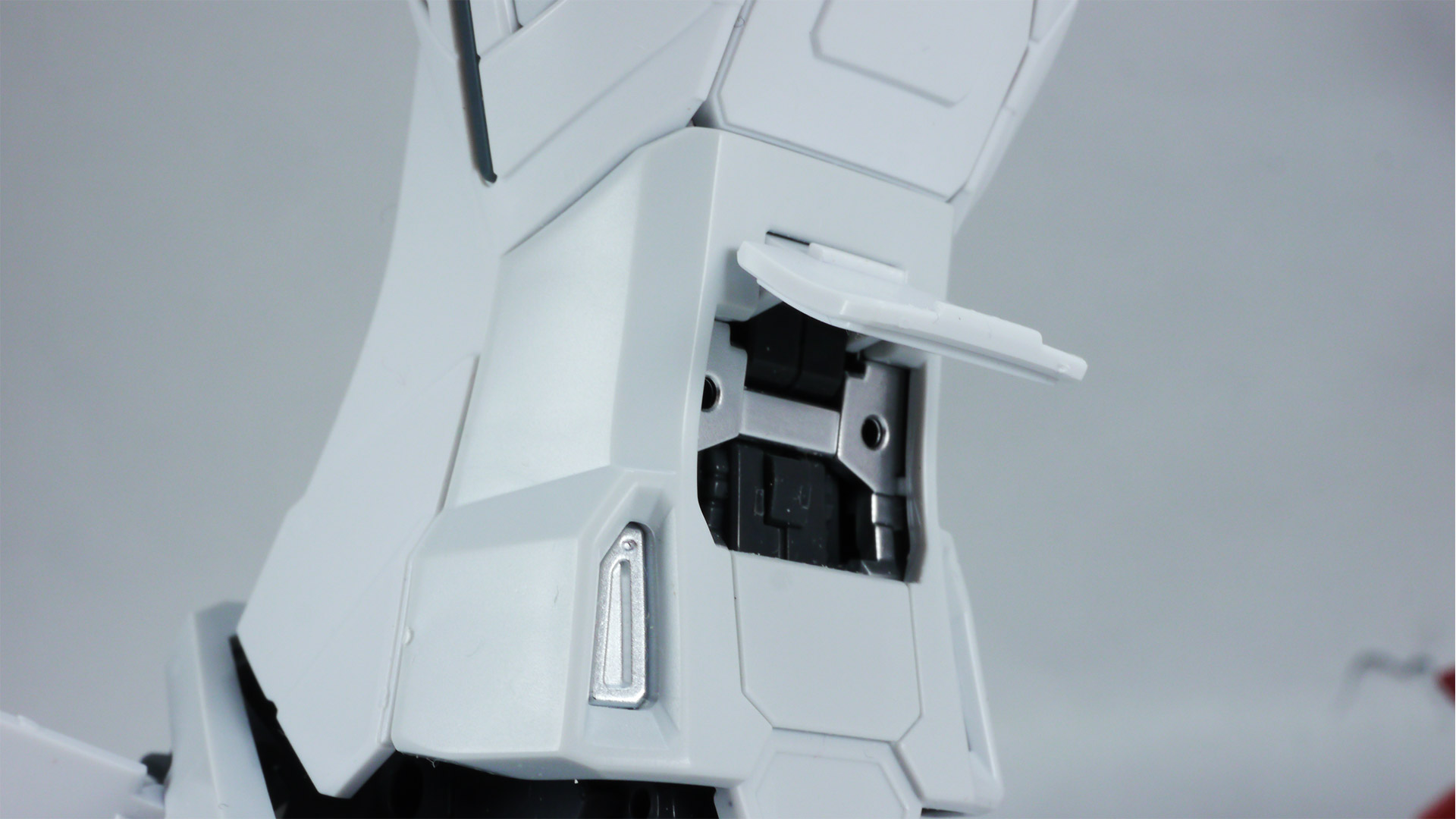 ほんの少し内側が見えるだけでこの情報量はすごい！ガンダムのフルハッチオープンは初期のころからのファンの憧れでもありますので、このキット標準でそれをいとも簡単に実現できてしまうのはガンプラ40周年の技術革新のたまものですね