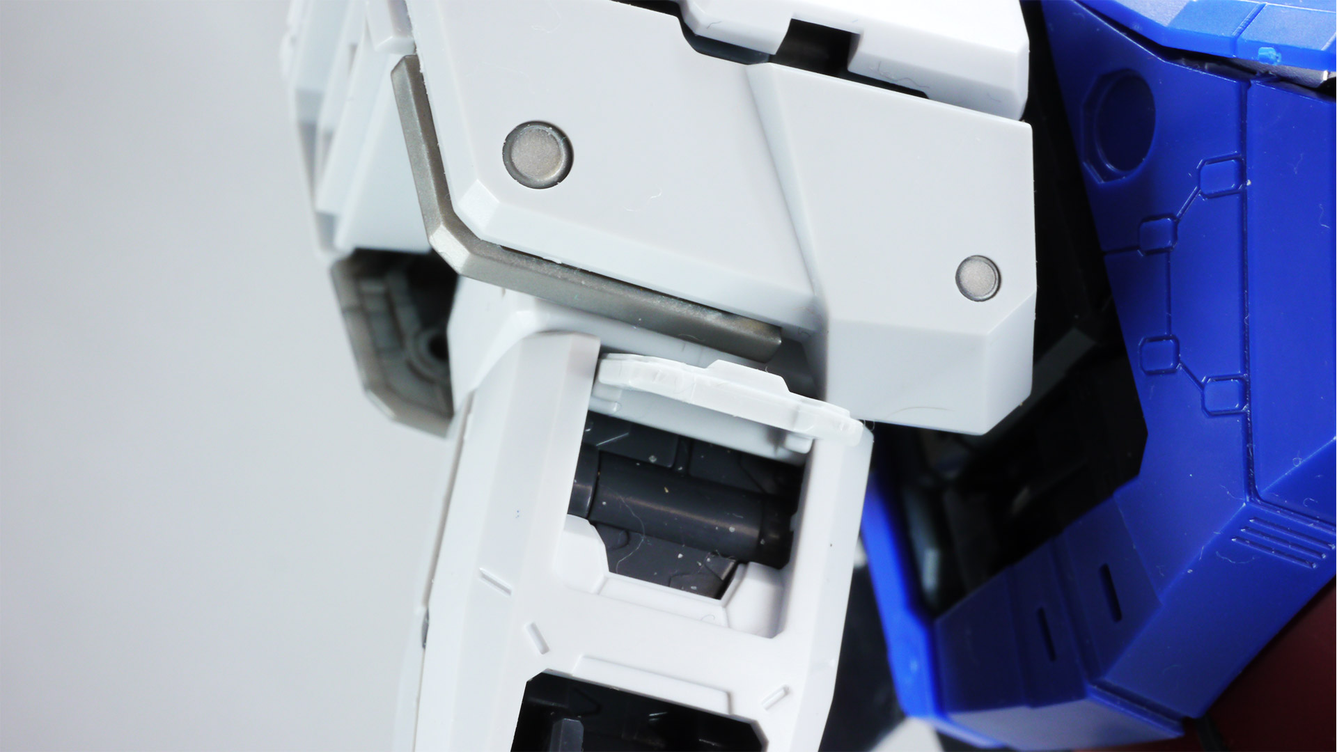 ほんの少し内側が見えるだけでこの情報量はすごい！ガンダムのフルハッチオープンは初期のころからのファンの憧れでもありますので、このキット標準でそれをいとも簡単に実現できてしまうのはガンプラ40周年の技術革新のたまものですね