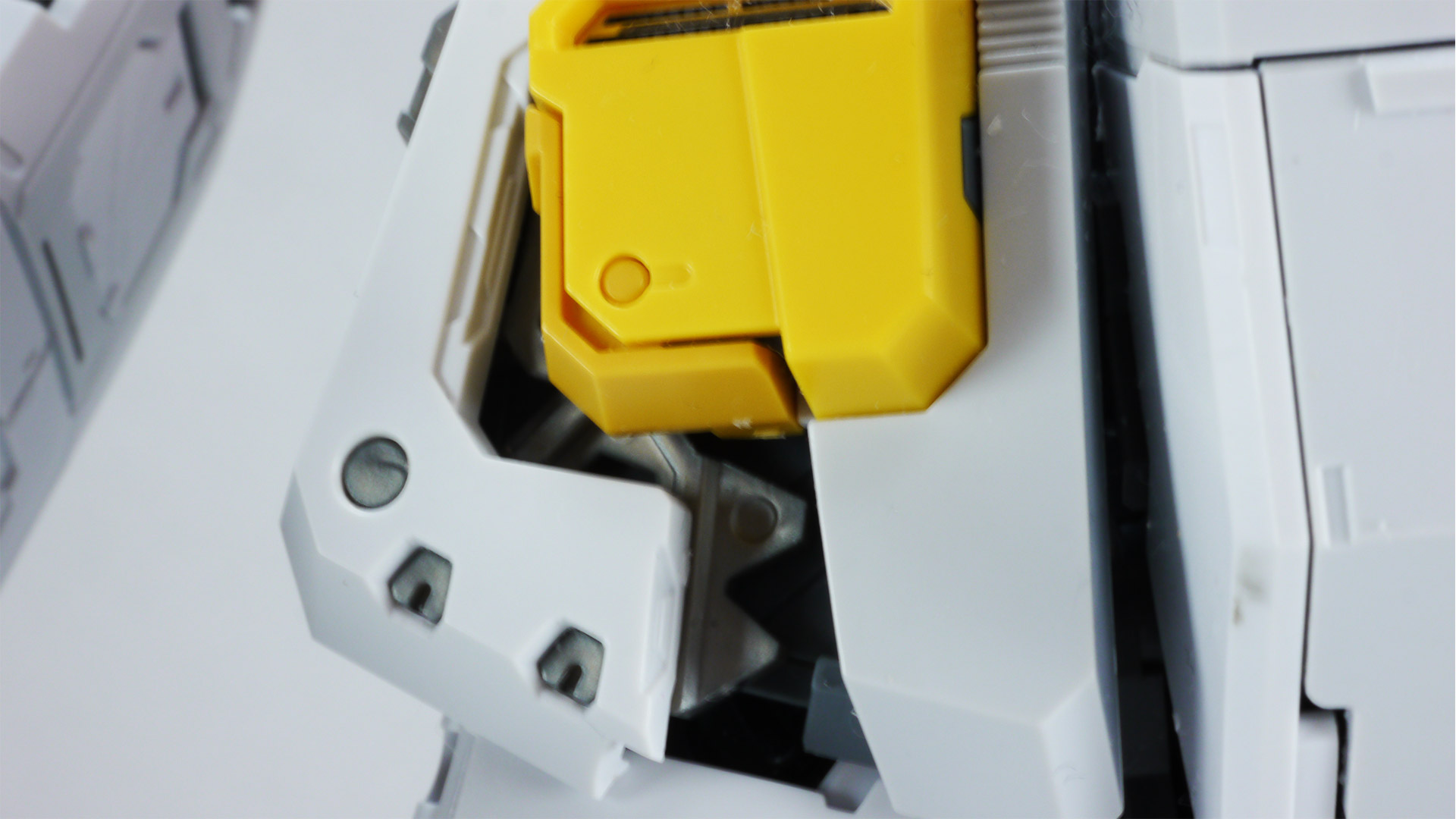 ほんの少し内側が見えるだけでこの情報量はすごい！ガンダムのフルハッチオープンは初期のころからのファンの憧れでもありますので、このキット標準でそれをいとも簡単に実現できてしまうのはガンプラ40周年の技術革新のたまものですね