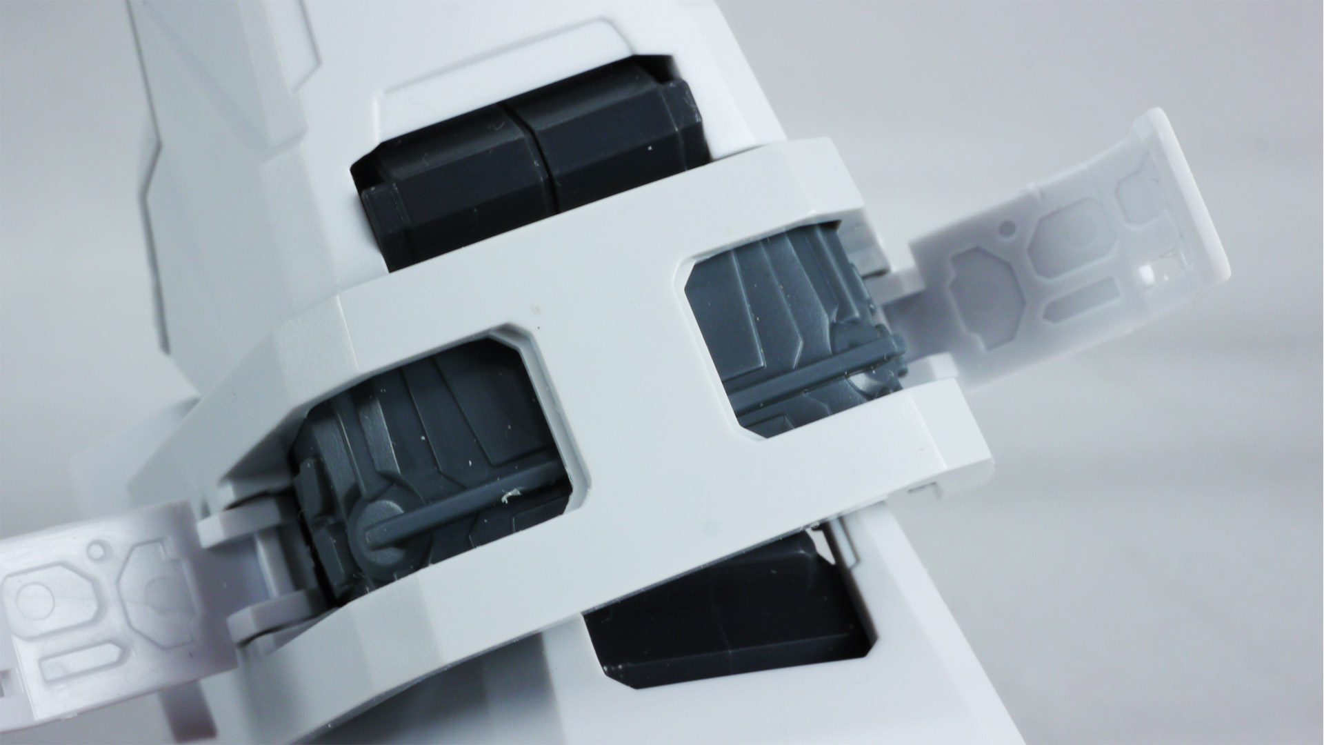 ほんの少し内側が見えるだけでこの情報量はすごい！ガンダムのフルハッチオープンは初期のころからのファンの憧れでもありますので、このキット標準でそれをいとも簡単に実現できてしまうのはガンプラ40周年の技術革新のたまものですね