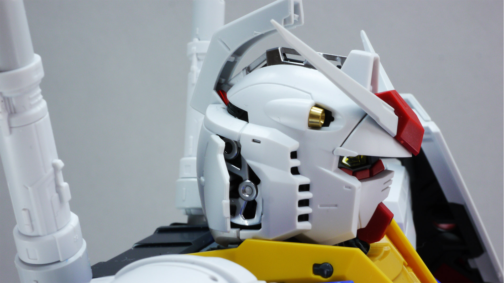 ほんの少し内側が見えるだけでこの情報量はすごい！ガンダムのフルハッチオープンは初期のころからのファンの憧れでもありますので、このキット標準でそれをいとも簡単に実現できてしまうのはガンプラ40周年の技術革新のたまものですね