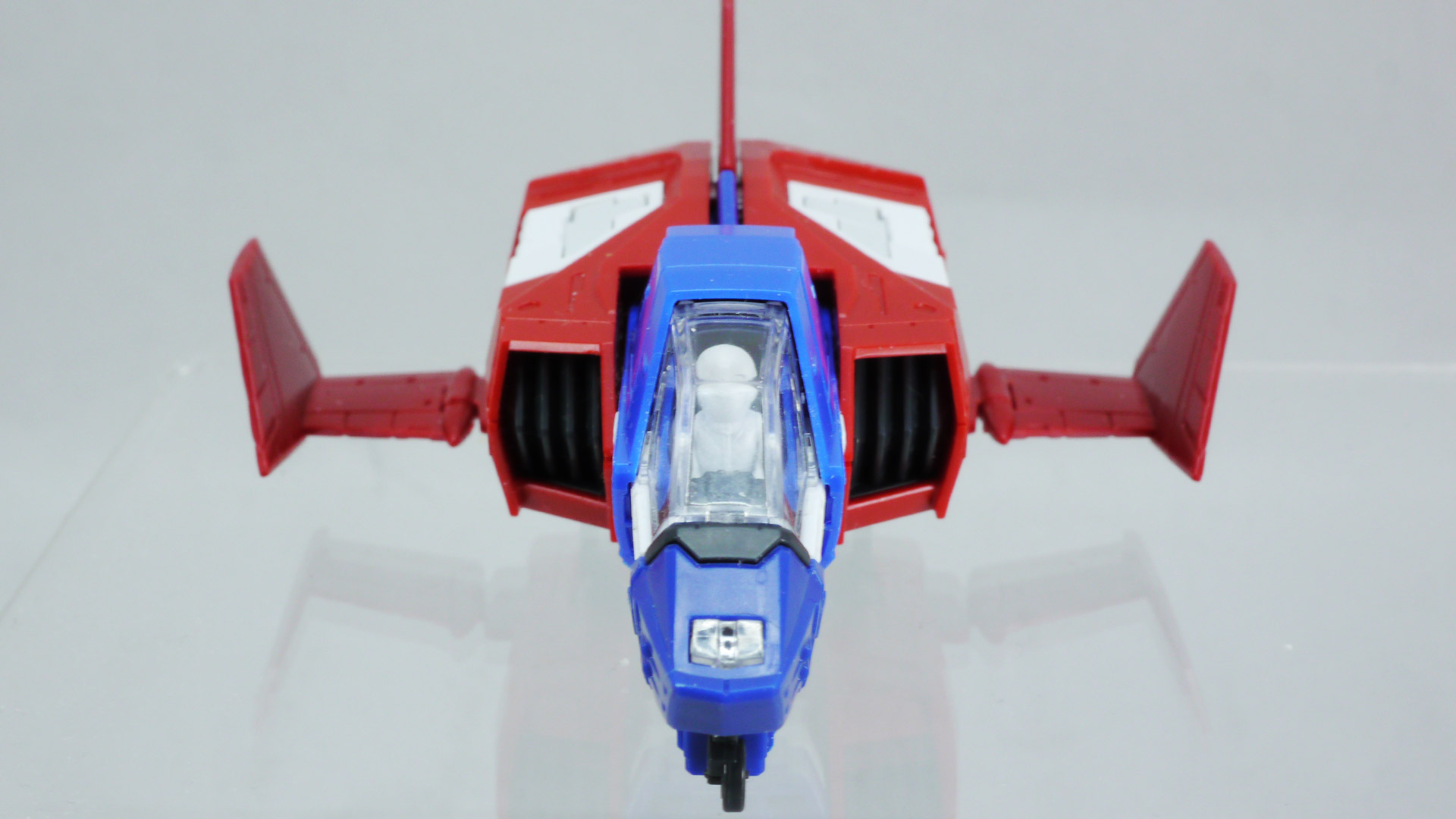 やはりランディングギアが収納可能なのがトピックだと思います。デザイン的には「ガンダム THE ORIGIN」に登場する”コアポッド”的な印象もあるでしょうか。