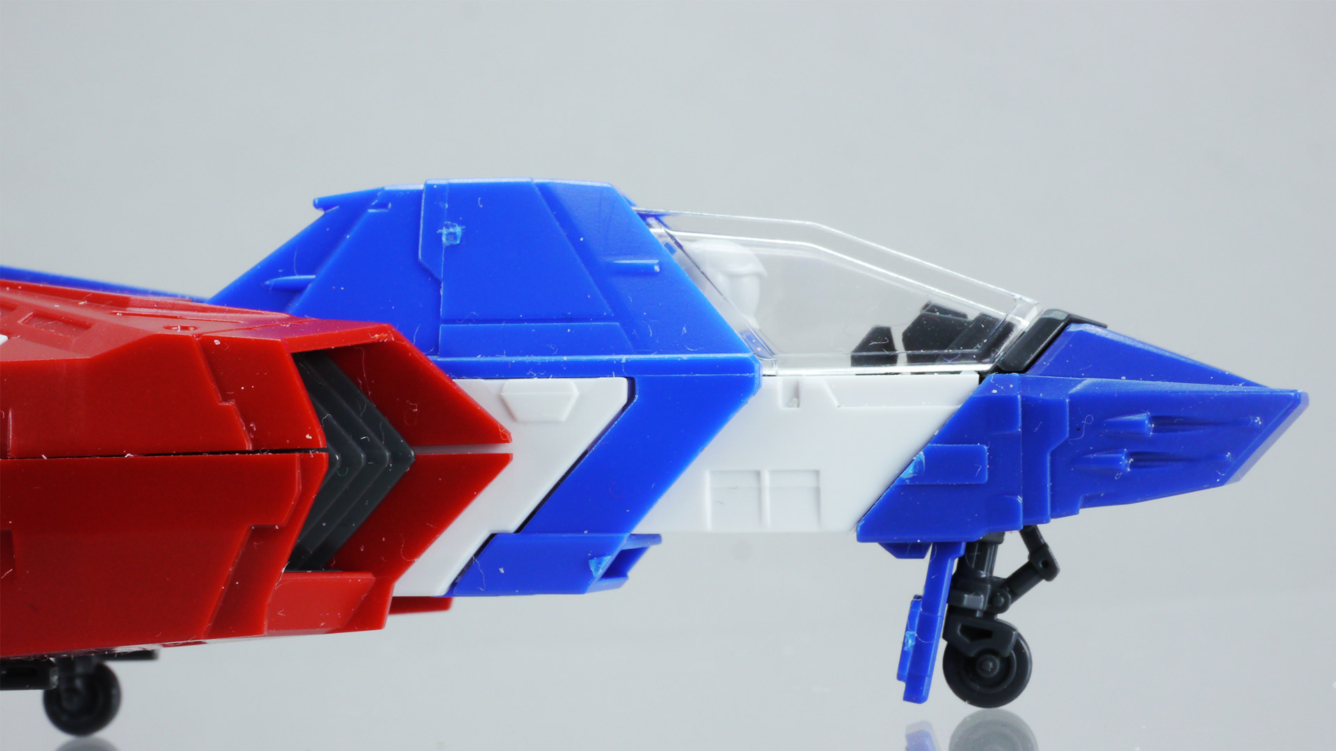 やはりランディングギアが収納可能なのがトピックだと思います。デザイン的には「ガンダム THE ORIGIN」に登場する”コアポッド”的な印象もあるでしょうか。