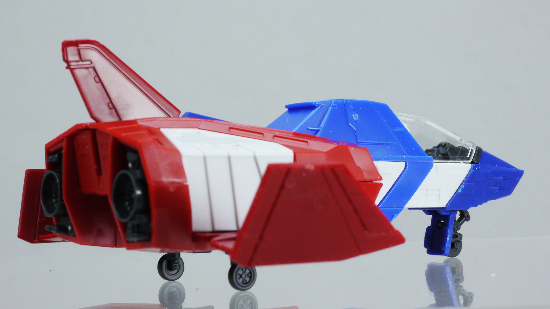 やはりランディングギアが収納可能なのがトピックだと思います。デザイン的には「ガンダム THE ORIGIN」に登場する”コアポッド”的な印象もあるでしょうか。