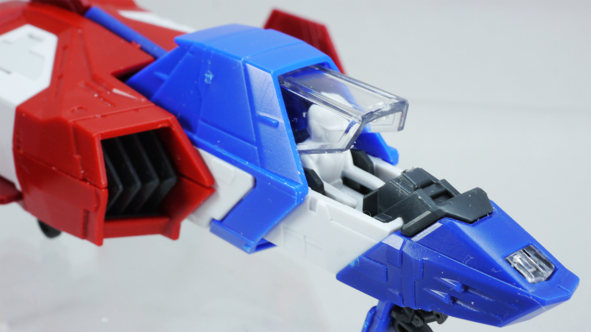 やはりランディングギアが収納可能なのがトピックだと思います。デザイン的には「ガンダム THE ORIGIN」に登場する”コアポッド”的な印象もあるでしょうか。