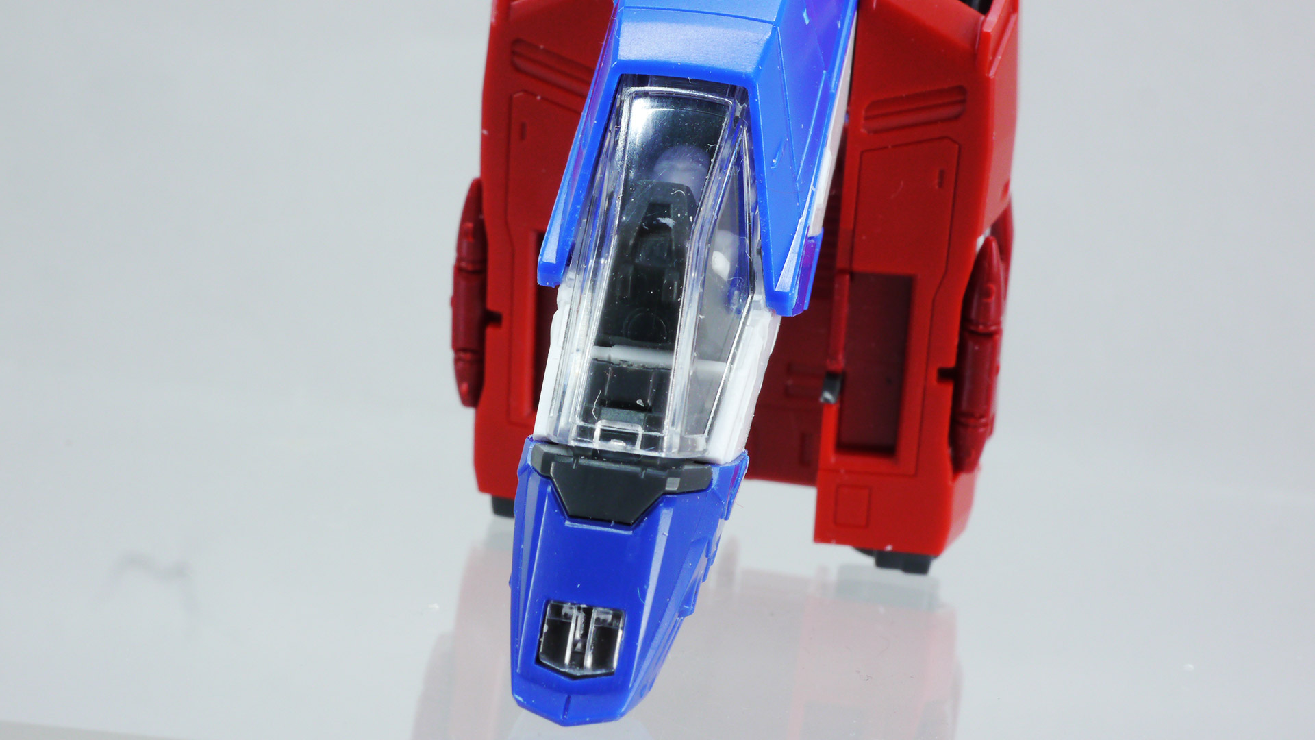 やはりランディングギアが収納可能なのがトピックだと思います。デザイン的には「ガンダム THE ORIGIN」に登場する”コアポッド”的な印象もあるでしょうか。