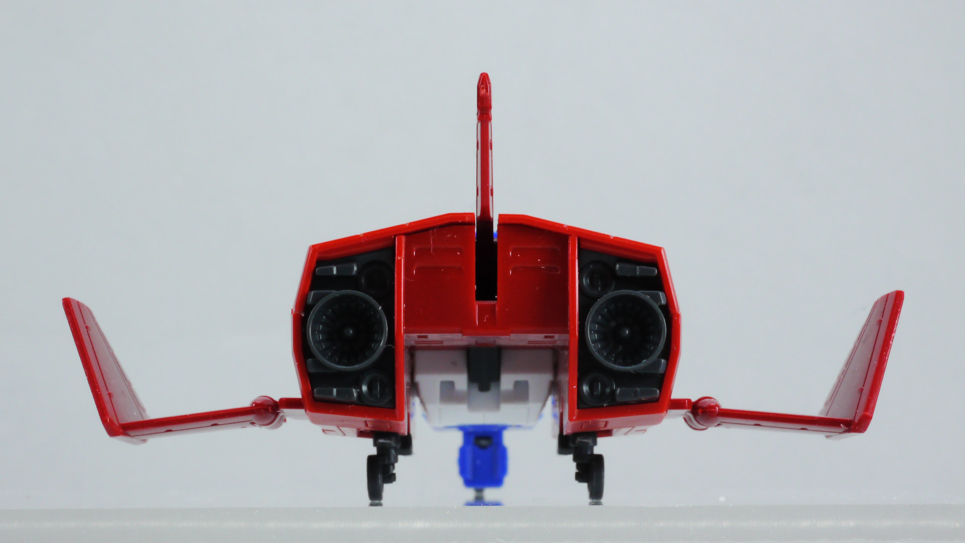 やはりランディングギアが収納可能なのがトピックだと思います。デザイン的には「ガンダム THE ORIGIN」に登場する”コアポッド”的な印象もあるでしょうか。