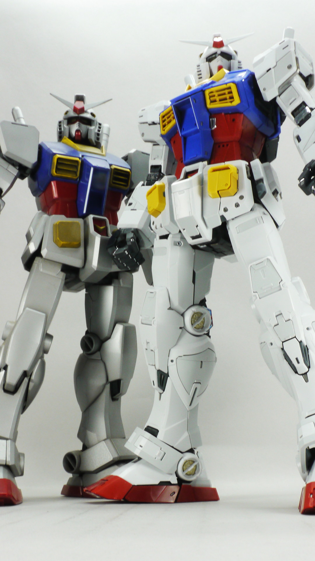 そのディテールや可動など時代に合わせて生まれ変わったパーフェクトグレード・ガンダムの雄姿。どちらがよいか、ではなくどちらも”よい”ですね！両方を片手ずつで持つとすごい充実感です