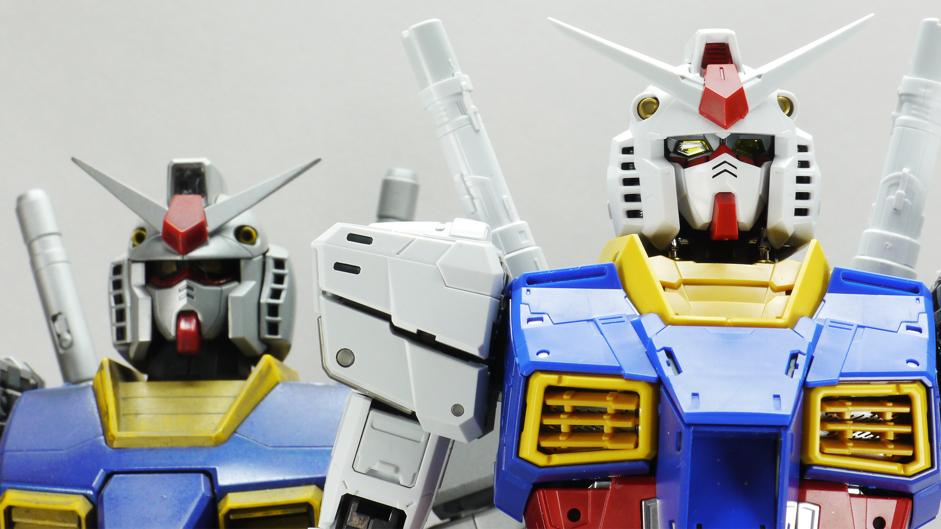 そのディテールや可動など時代に合わせて生まれ変わったパーフェクトグレード・ガンダムの雄姿。どちらがよいか、ではなくどちらも”よい”ですね！両方を片手ずつで持つとすごい充実感です