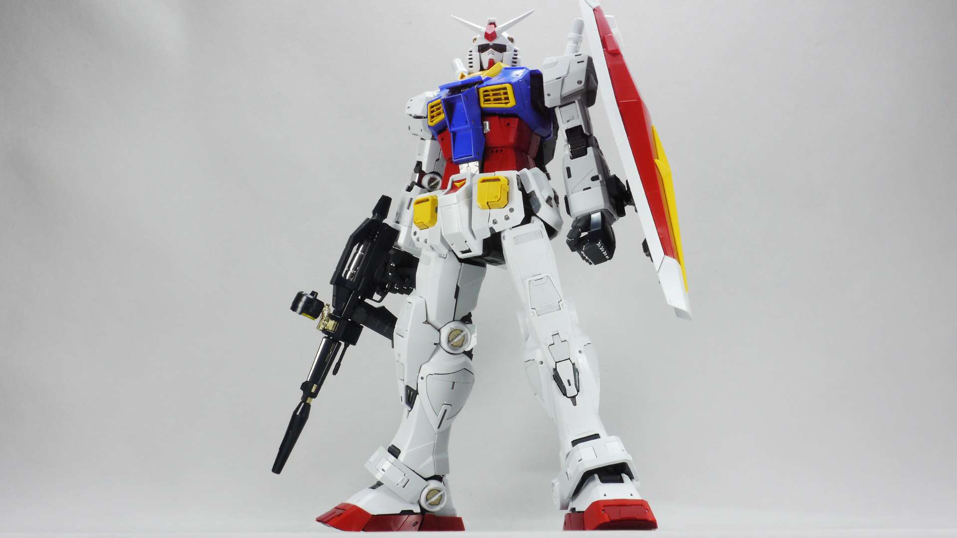 難しい組み立ては一切なく、誰にでもこのガンダムが組み立てられる！