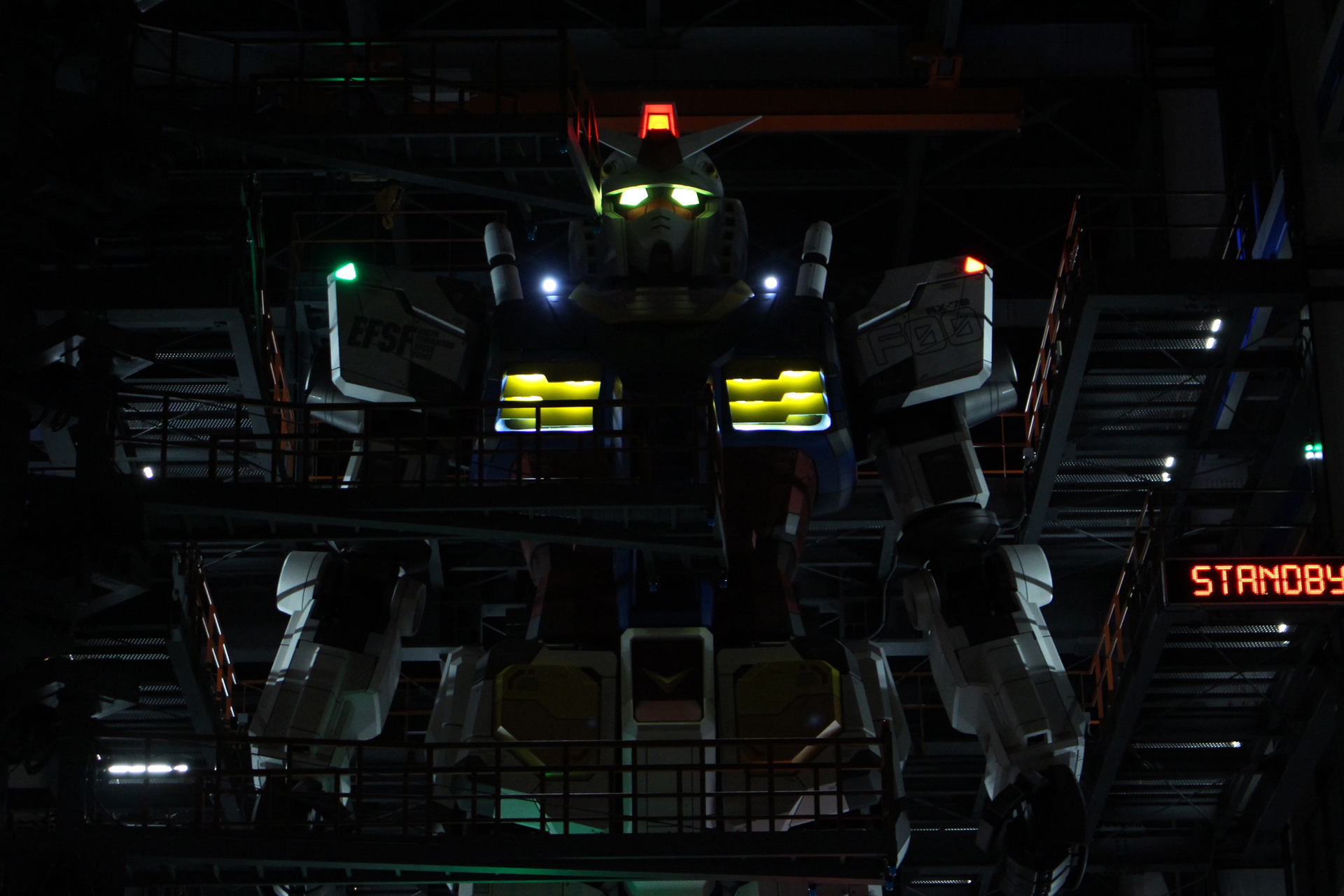 各所が点灯し起動準備に入る