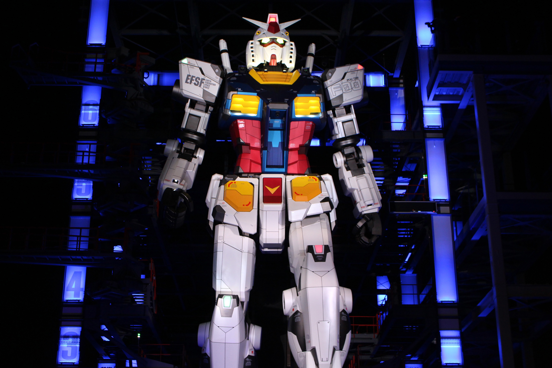 1歩ずつ足を踏み出して前進するガンダム