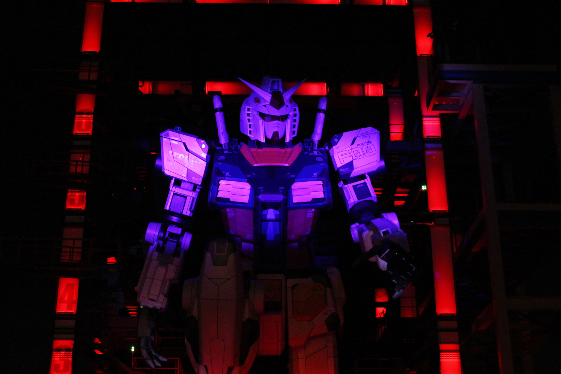 まさかの緊急事態が発生。警告音とともに「窮地に立つガンダム」のサウンドが響く