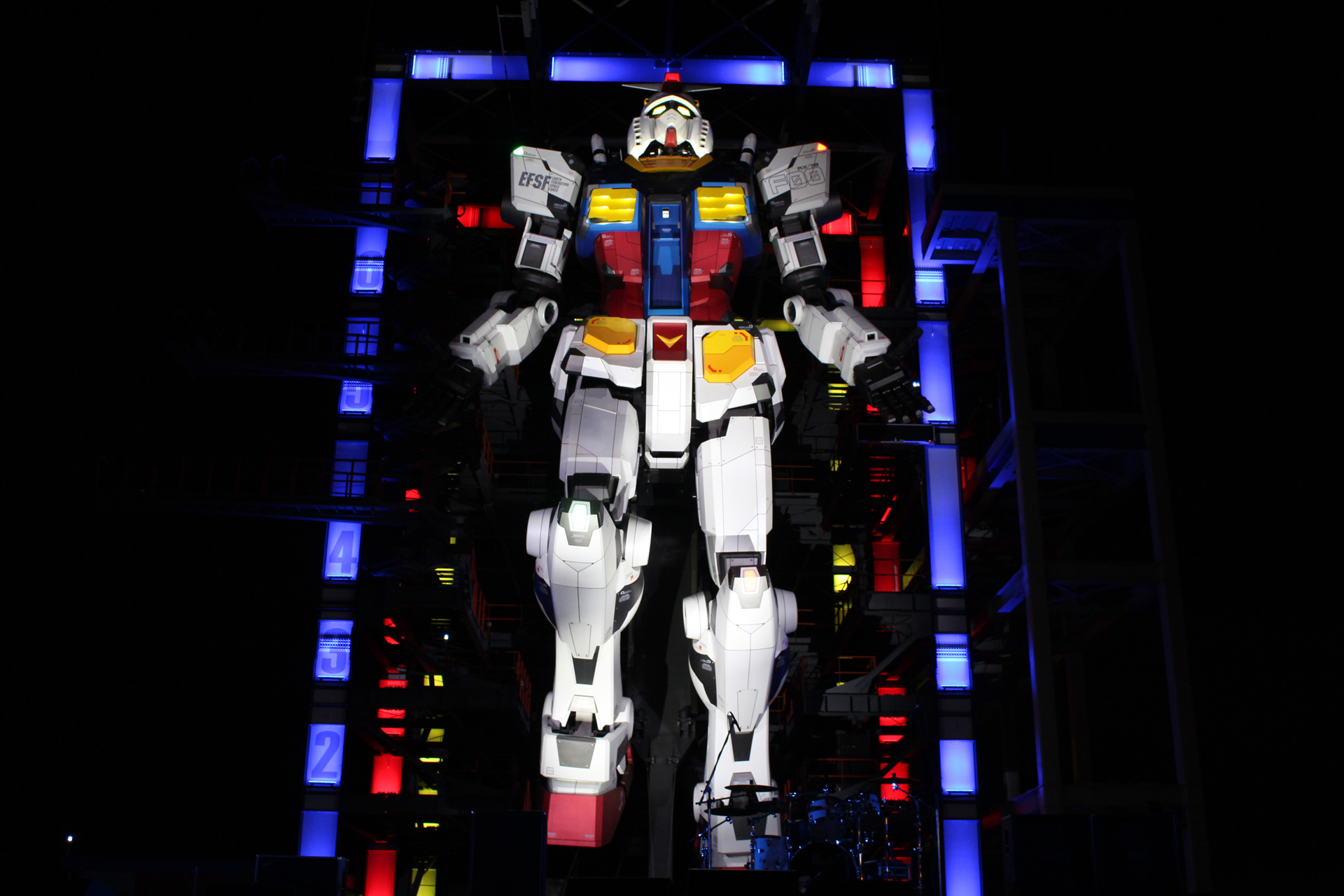 最後に「ビギニング」の楽曲とともに前進し、ポーズを決めた