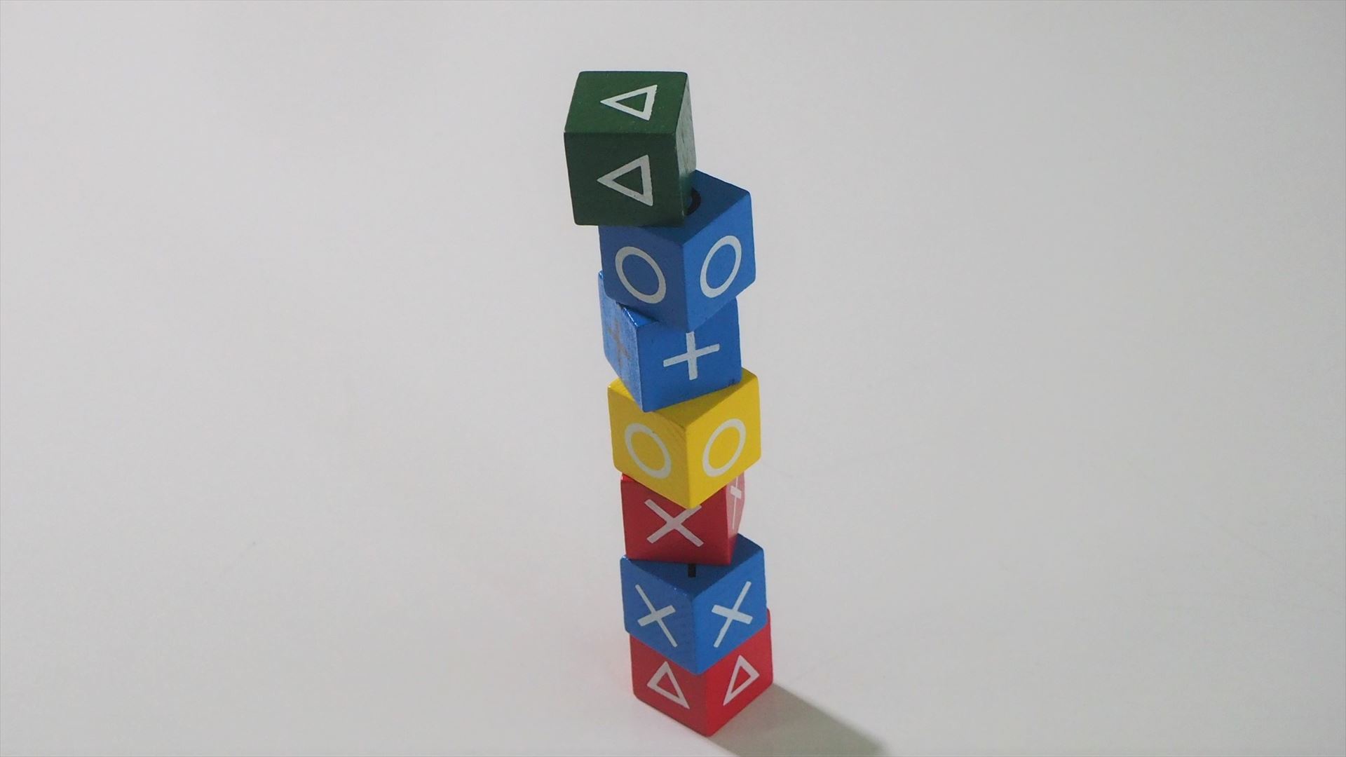 「ikebukuro.E」は、袋に入れたキューブコマをひとつずつ取り出し積み上げていくという、シンプルなゲームだ