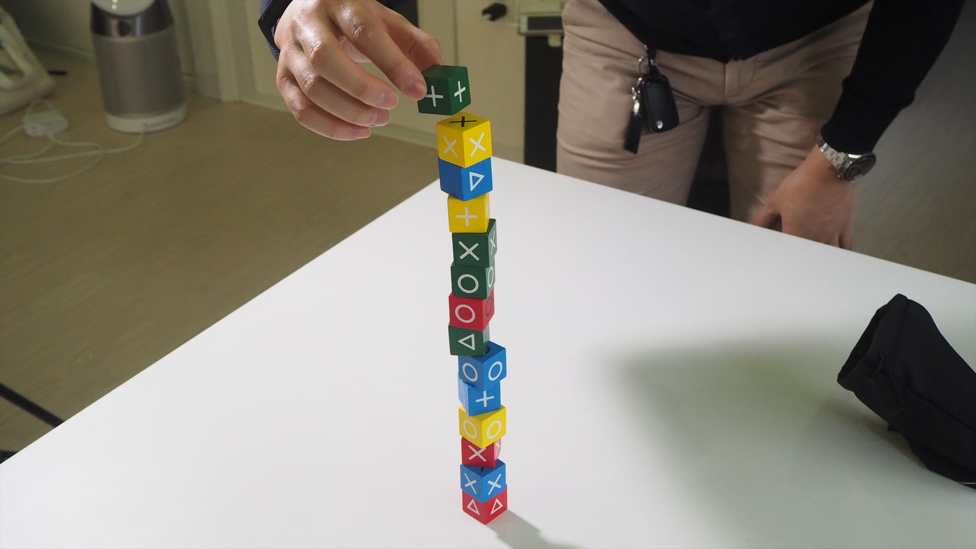 引いたキューブコマが、積まれているキューブコマの一番上と同じ色か同じマークだった場合、もうひとつキューブコマを引いて載せなくてはならない