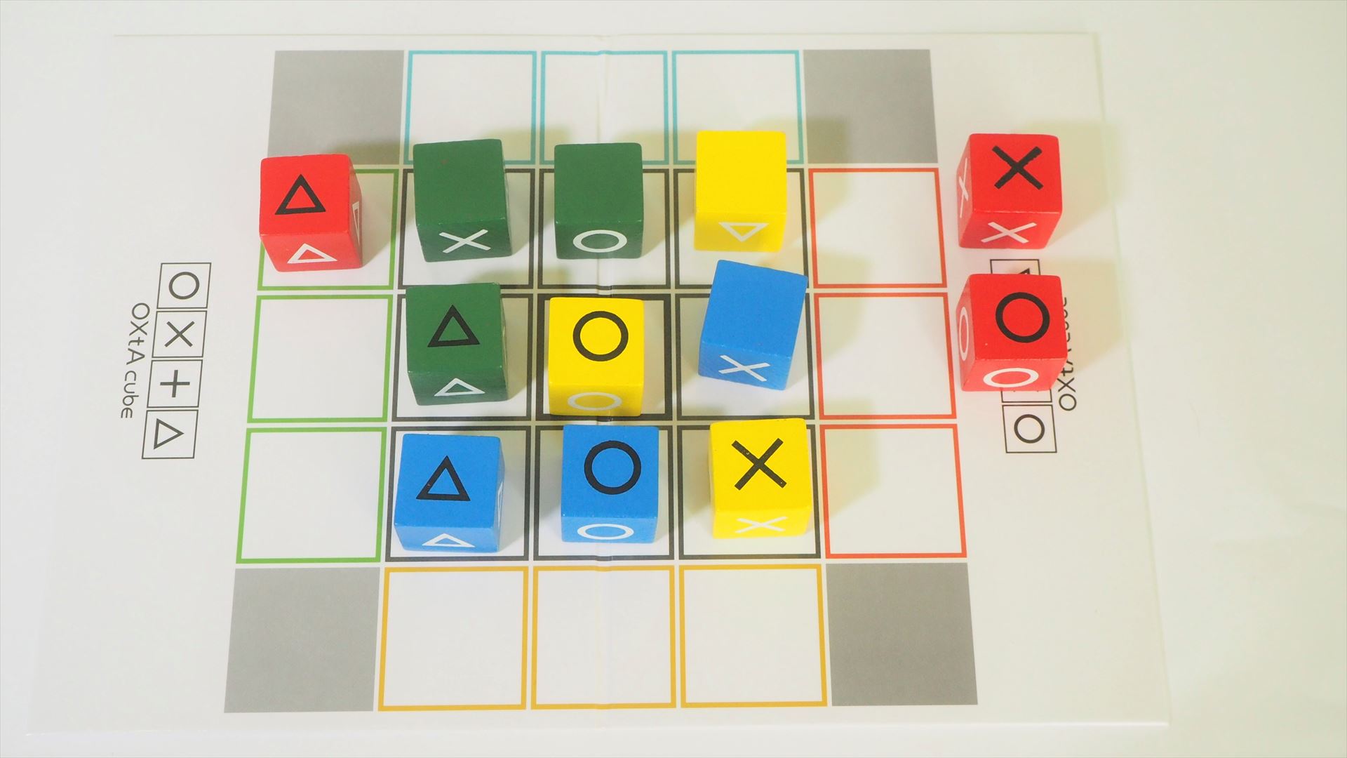 赤色の△のキューブコマを左上から右に押し込めば、△マークが縦に3つ並んで勝利となる