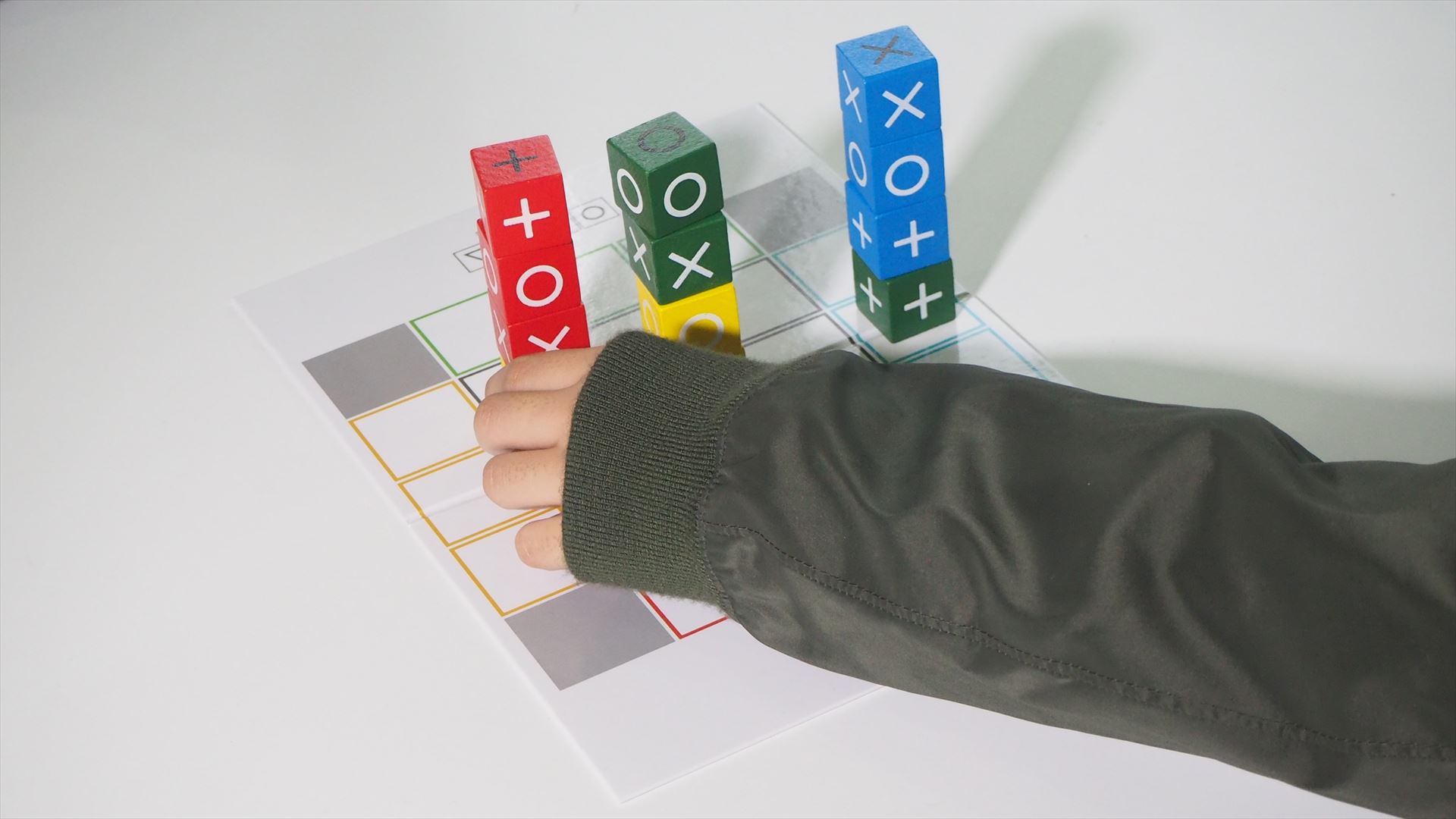 自分のキューブコマ全てを対面のエリア（赤なら緑）に移動させると勝ちとなる。次の手番が赤なので、赤のキューブコマを奥に動かせば勝ちだ