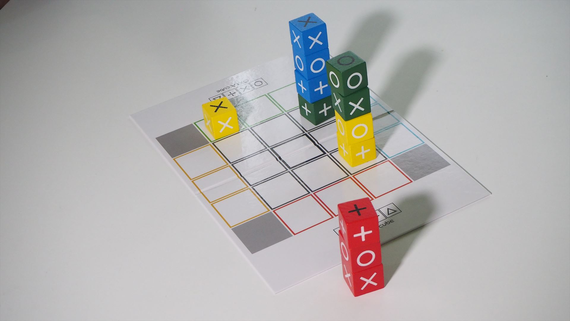 赤のキューブコマがゴールしたら、その下にあった黄色のキューブコマはそこからのスタートとなる