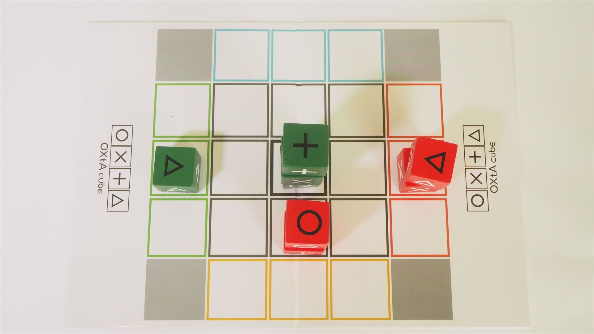 一番上に載っているキューブコマのマークに従って、キューブコマを動かしていく。shibuya.と同じく、分離して動かすことができ、積み重なったキューブコマの数だけ相手のキューブコマを取ることができる。取り切れない場合は、キューブコマを動かすことはできない。次が緑の手番なので、中央の＋を上から2つ下に移動することで、赤の2つのキューブコマをとれる