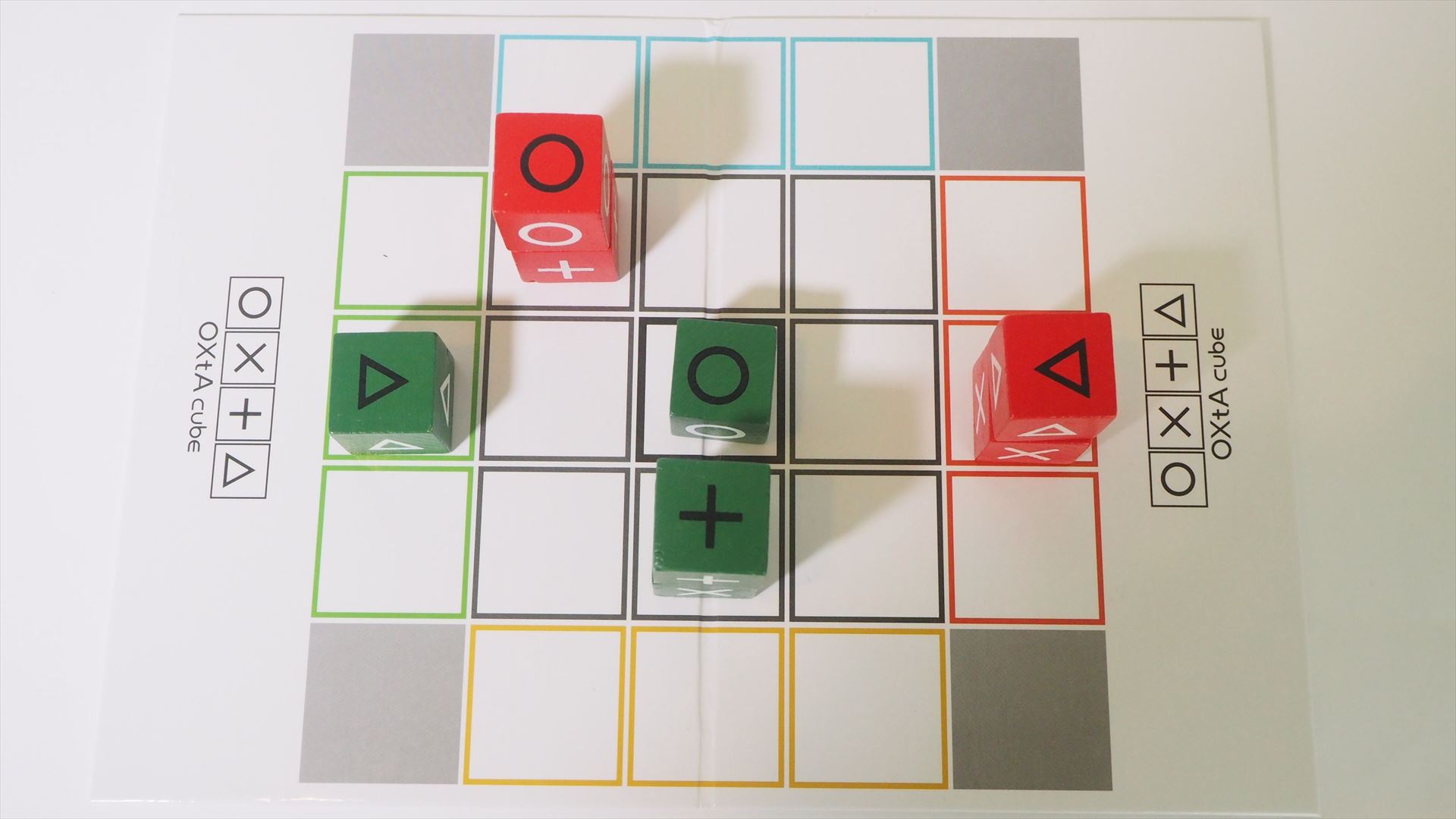 次が赤の手番なので、赤の○マークのキューブコマを左にひとつ移動させれば赤の勝ちとなる