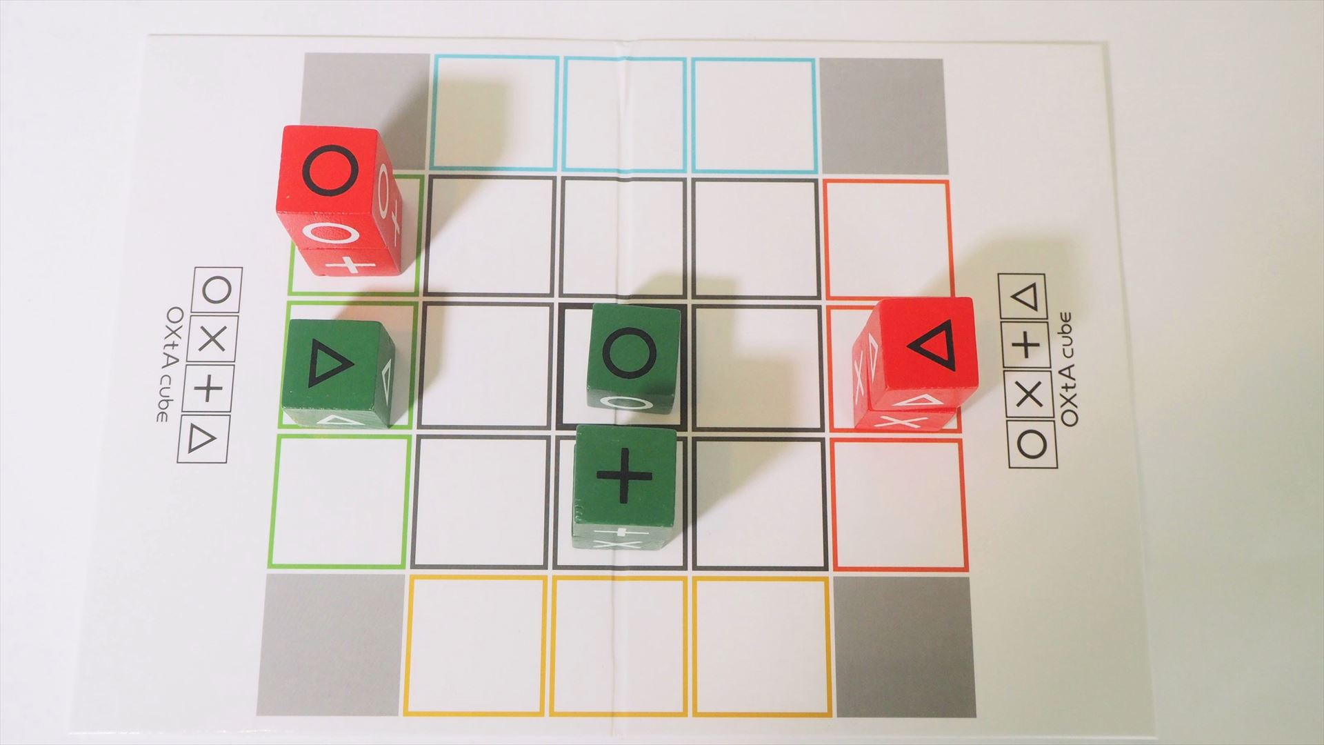 赤のキューブコマが対面まで移動したので、赤の勝利となる