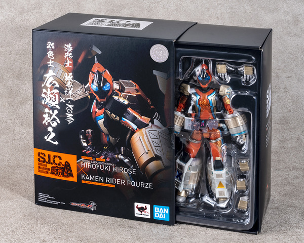 パッケージはマットブラックにイメージカラーであるオレンジがあしらわれており、造形士の坂本洋一氏・KOMA氏と並んで、“彩色士”広瀬裕之氏の名前が入っている