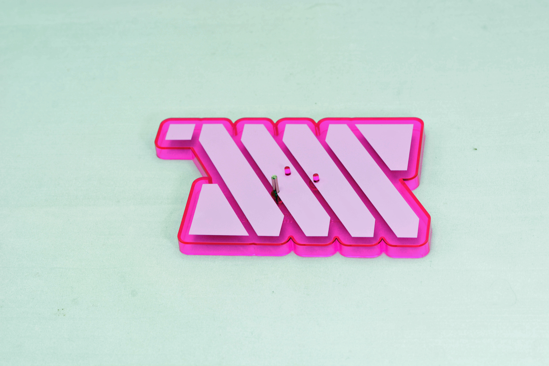 金属のピンがついた台座。フィギュアをしっかり固定する