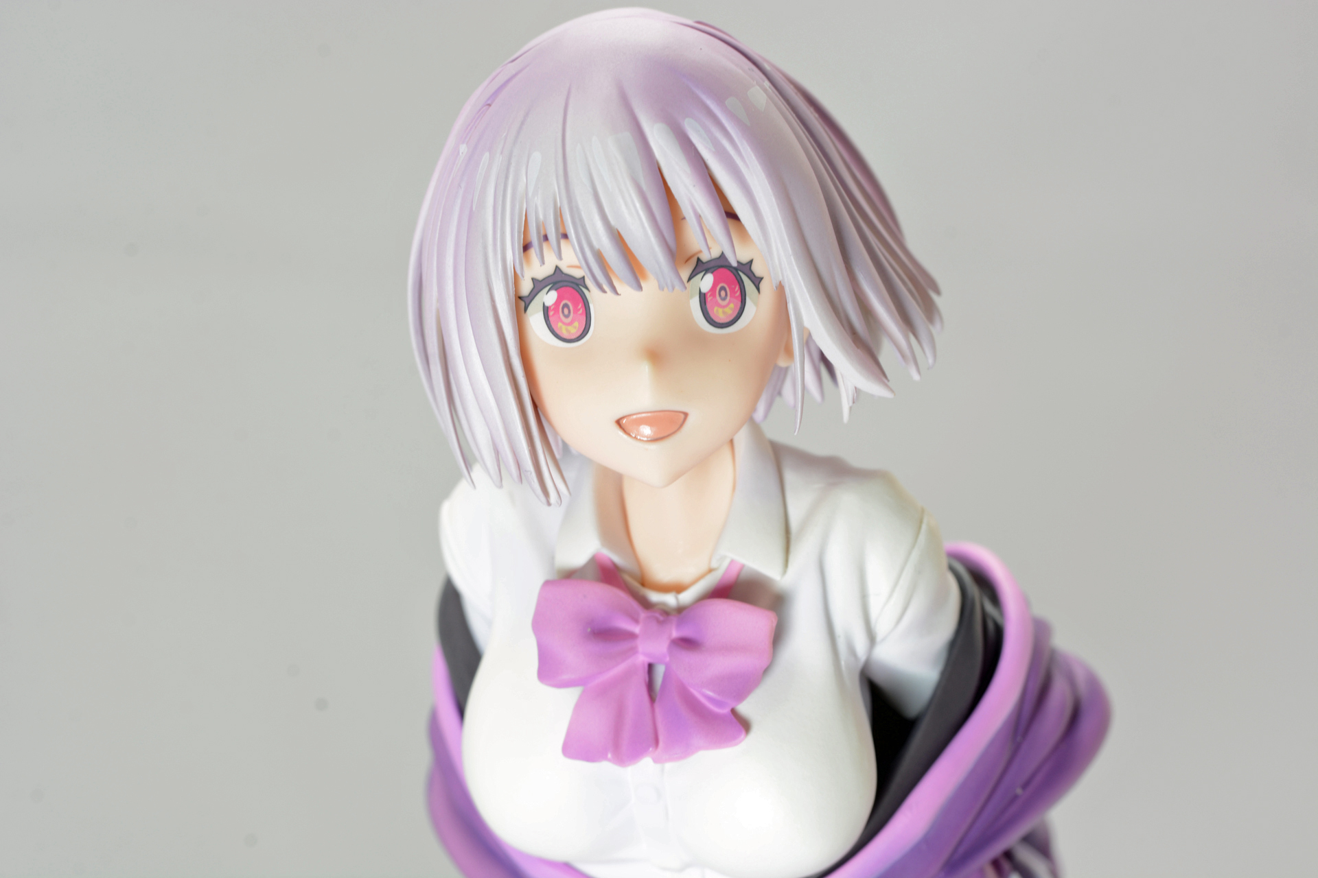 こちらをのぞき込むような瞳。複雑なアイプリントも印象的だ