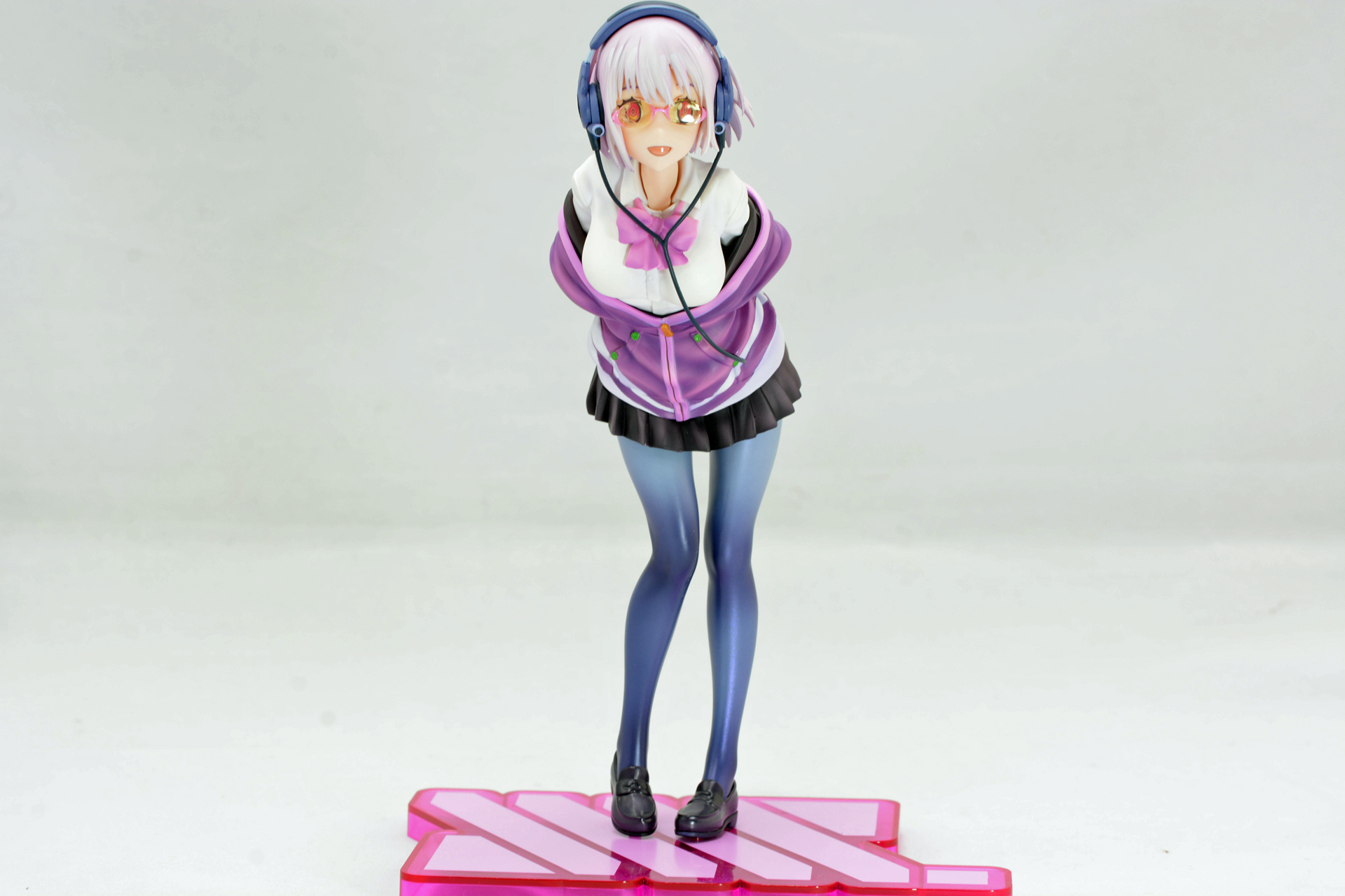 部屋の中でのアカネ。彼女が持つ“暗さ”がより感じられる姿だ