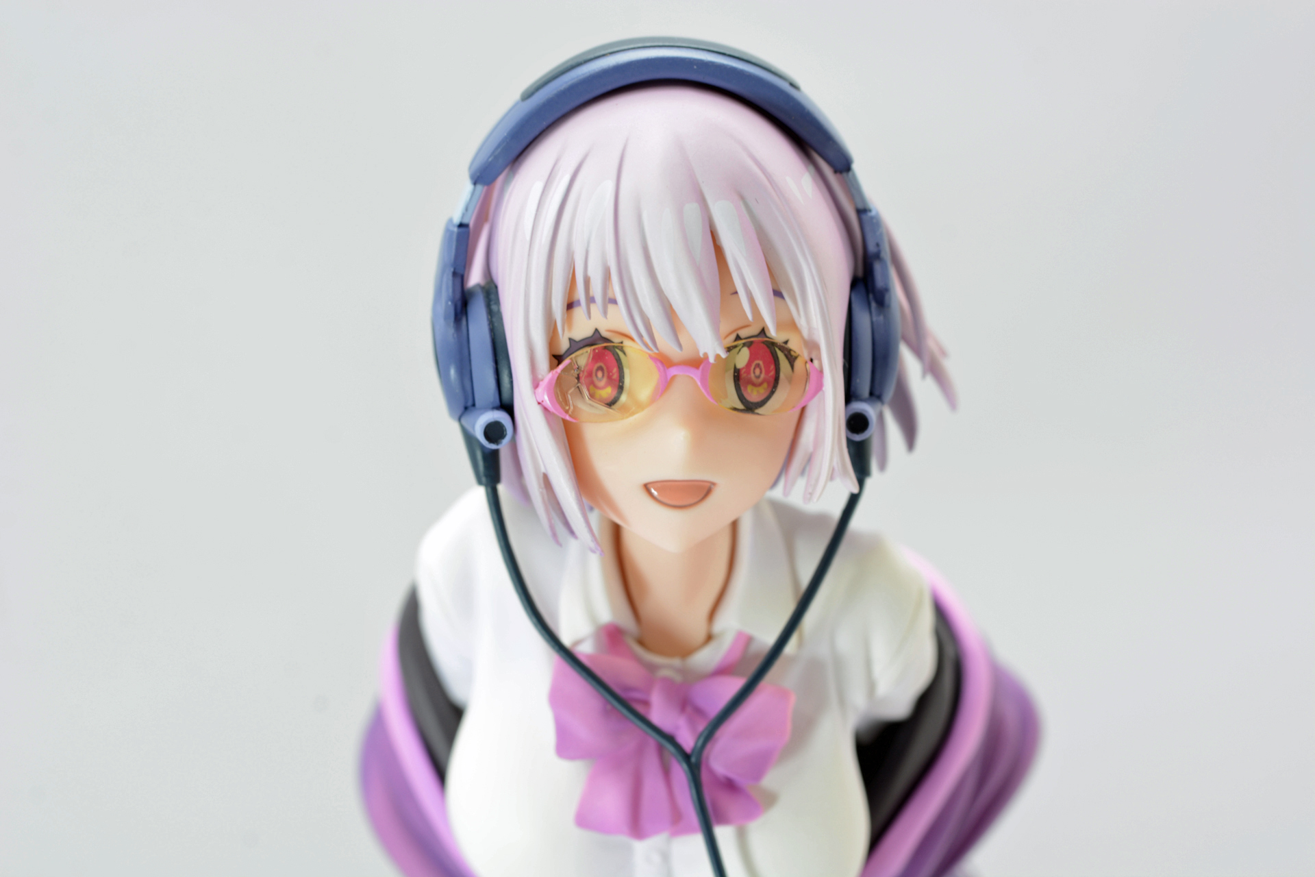 右のレンズはひびが入っているだけでなく、フレームも歪んでいる