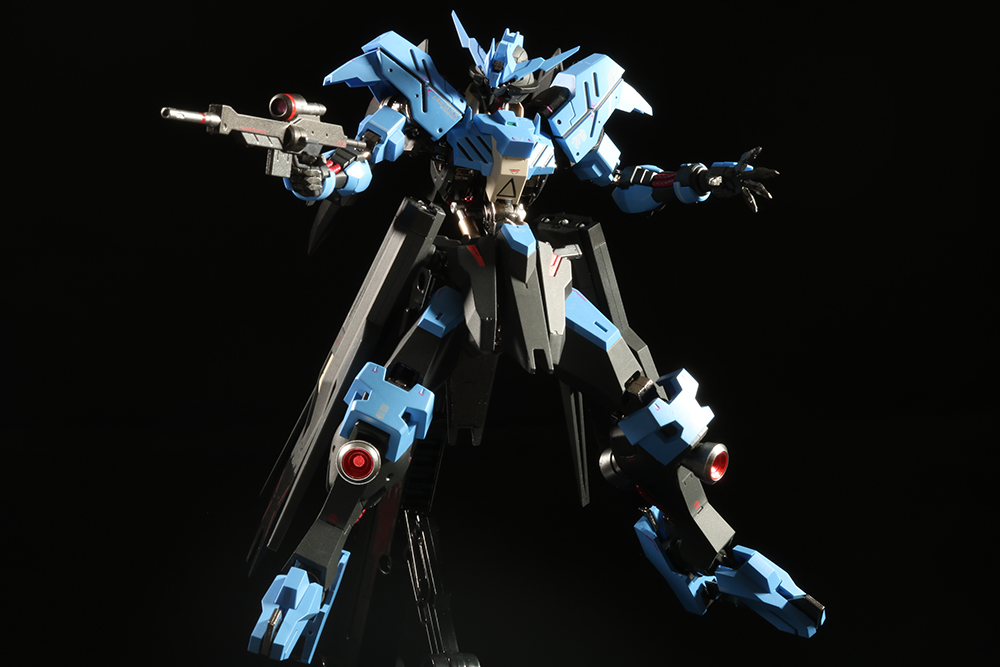 専用台座がついてくるので、様々なポージングが可能。