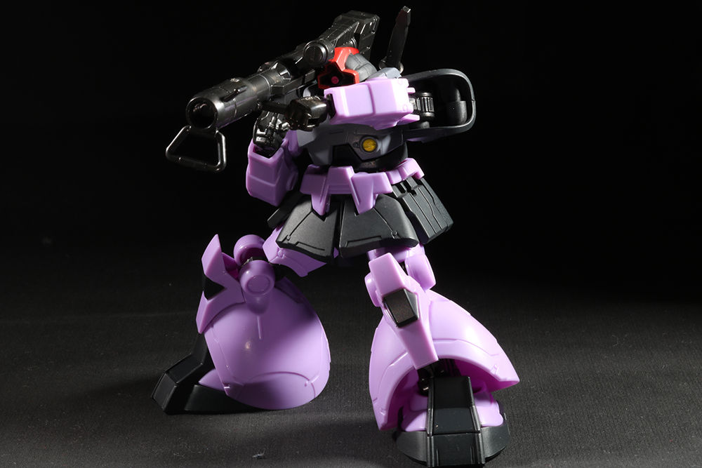 ジャイアント・バズの両手持ちも可能。