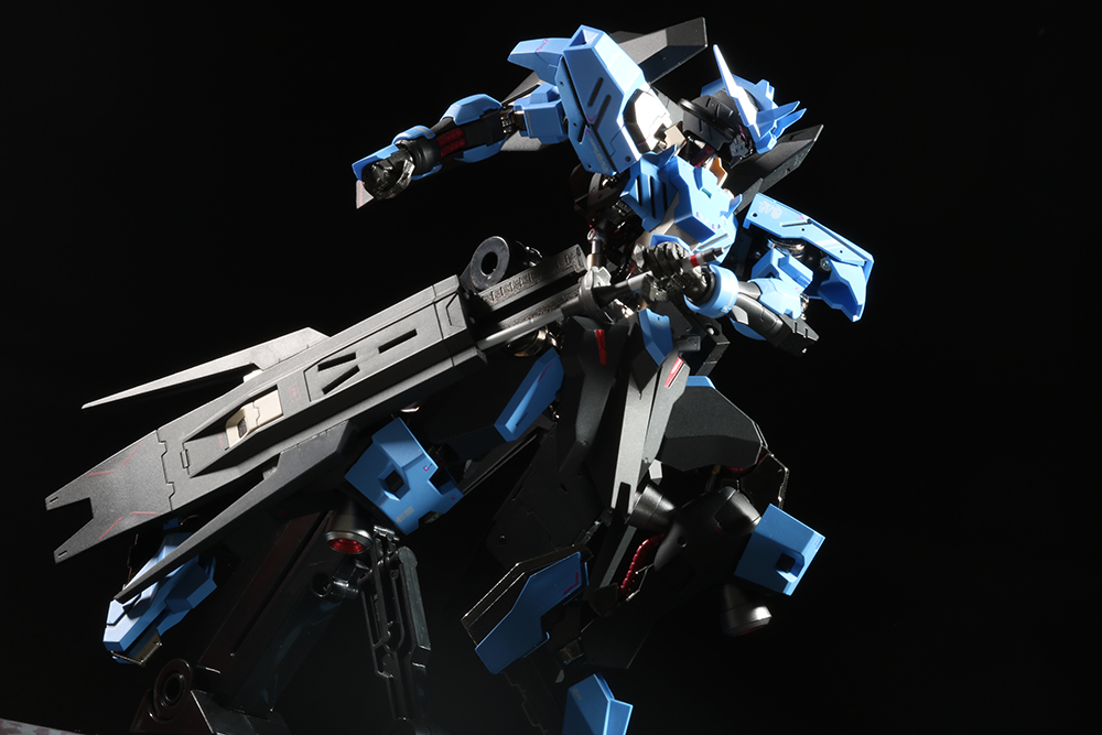 サイドアーマーはスライドし、バーストサーベルの抜剣アクションも完備。