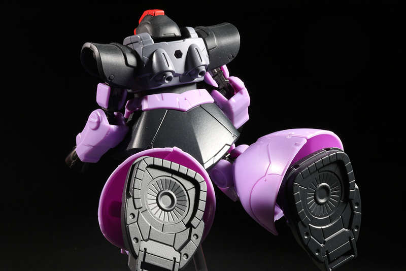 地上戦用の「ドム」。背中のバーニア、脚部にはホバリング用推進機のモールド。