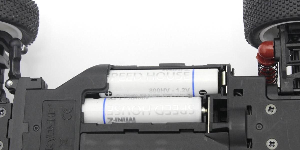 シャシーは電池ボックスを左右2本ずつ配置する振り分けスタイルとしたシェル構造を採用し、サスペンションの能力をフルに引き出せる高い剛性を備えている