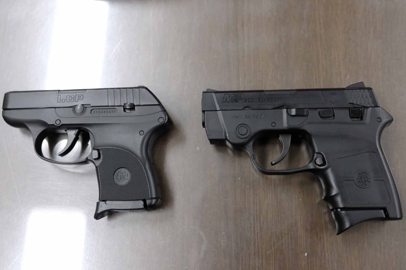 発売が予定されているコンパクトキャリーガスガン。左が「LCP」、右が「ボディガード.380」