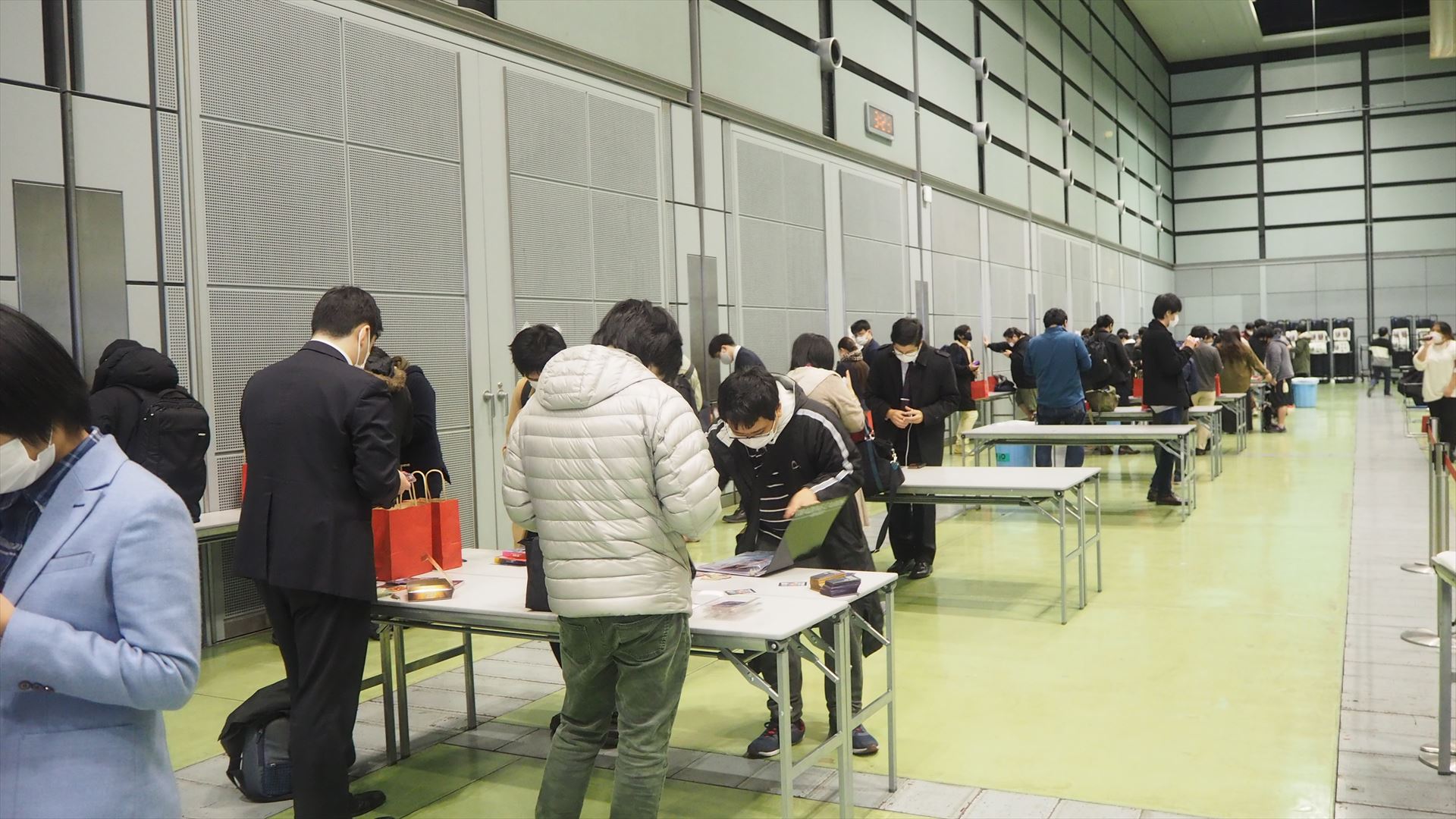 会場の両サイドは、パック開封スペースとして使われていた