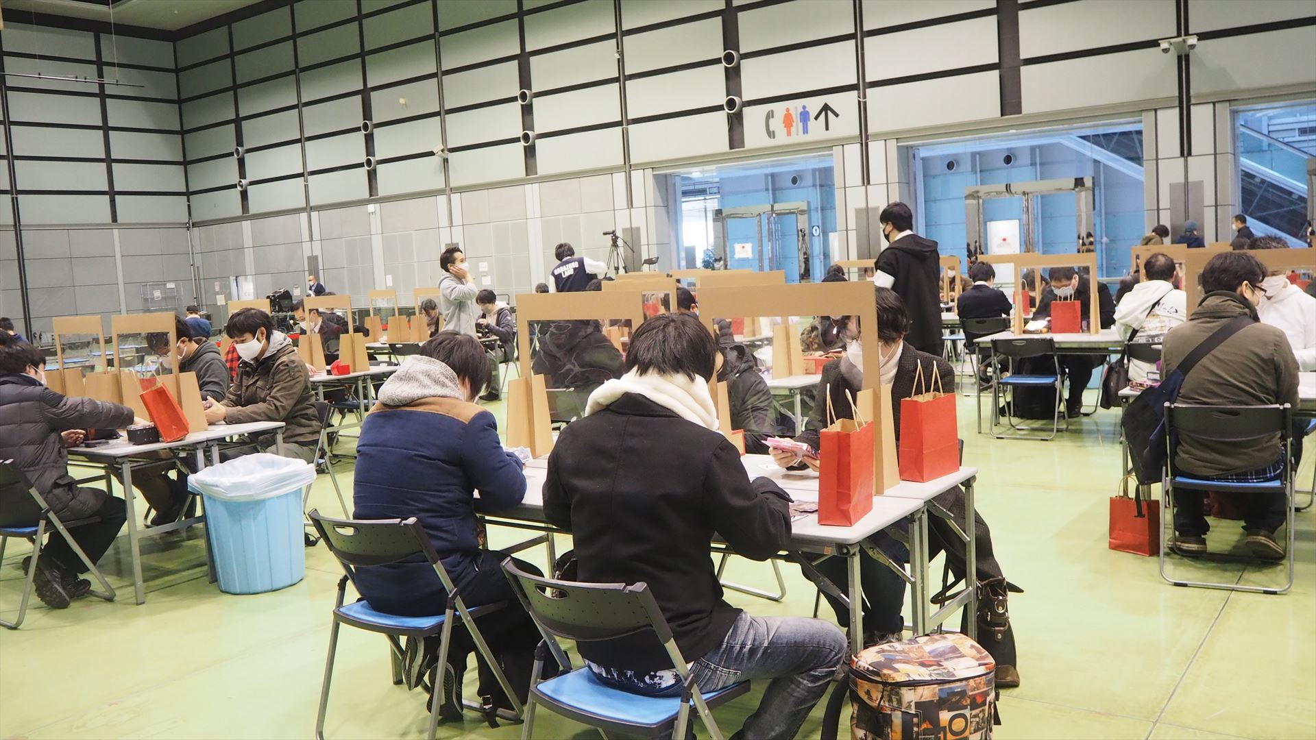 こちらが対戦スペース。コロナ対策のシールドが設置されていた。席数は80席ほどである