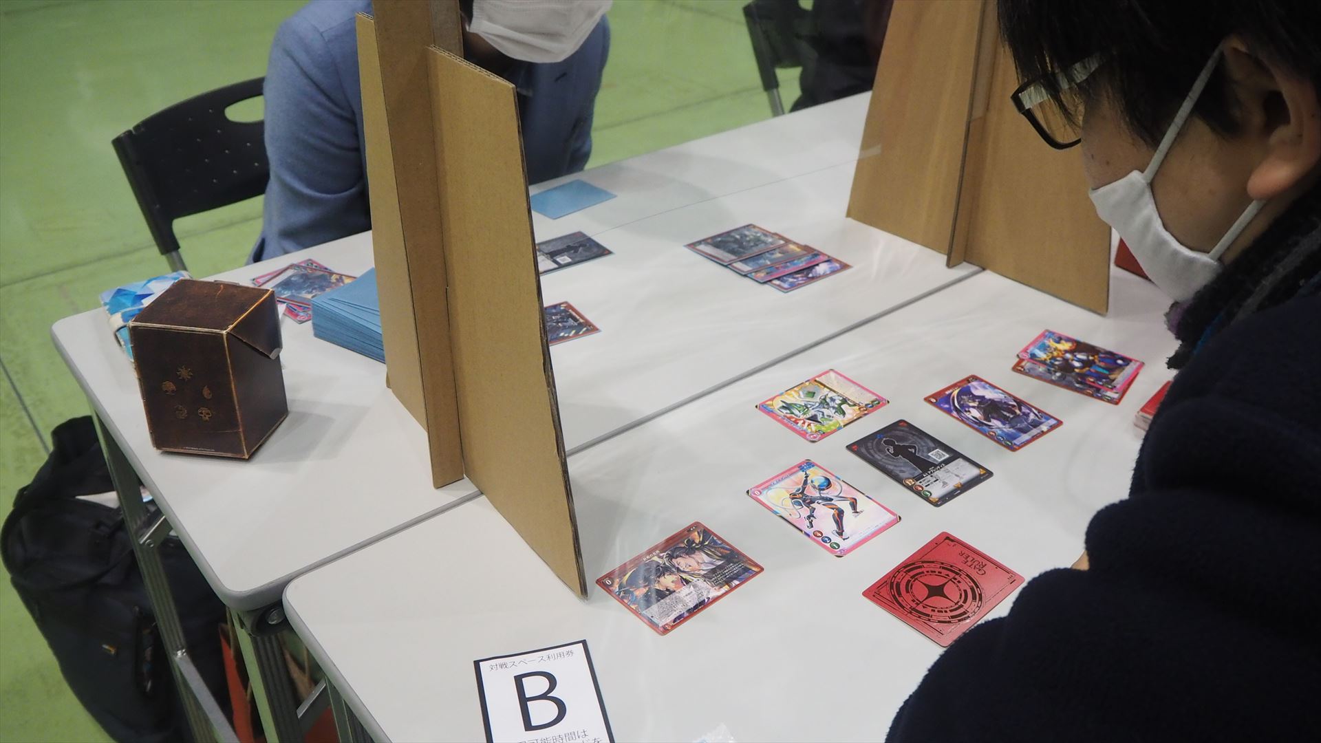 娘がスターターデッキで早速フリー対戦を開始