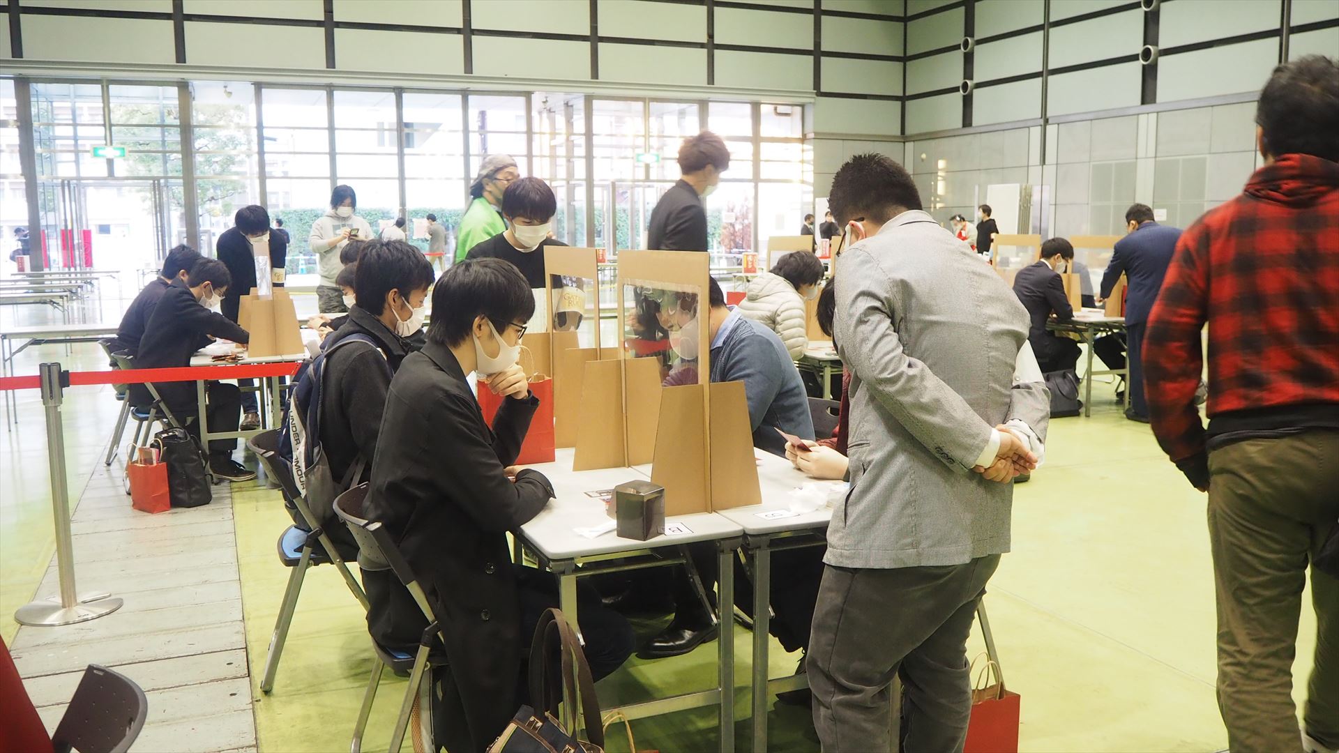 開発関係者や公式インフルエンサーが対戦スペースを巡回して、プレイに関する質問に答えていた