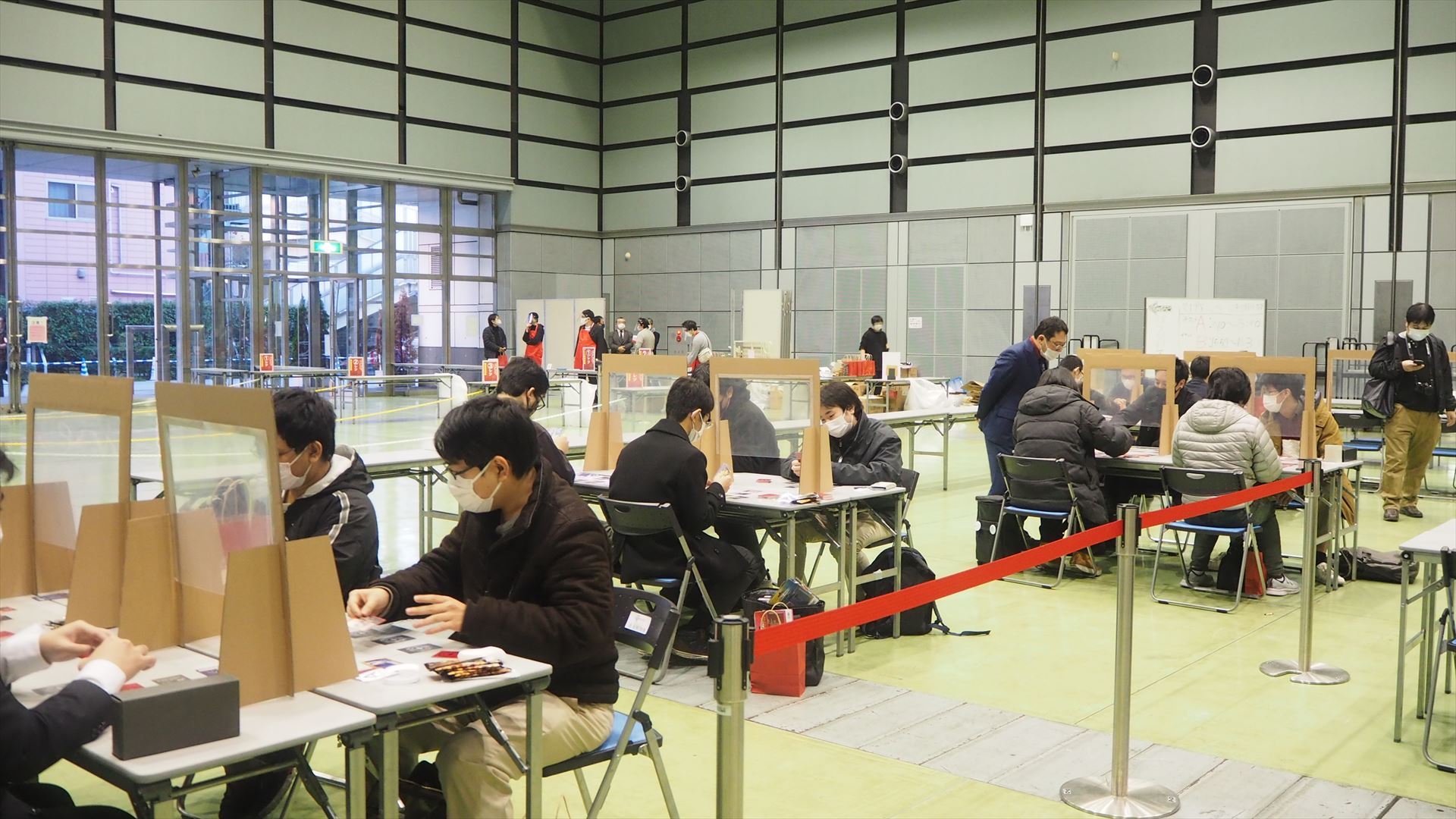 こちらは、パンドラと呼ばれるリミテッドルールで戦っている人たち。パックを7パック使い、開封したらシャッフルせず、そのままデッキとして使うというルールだ