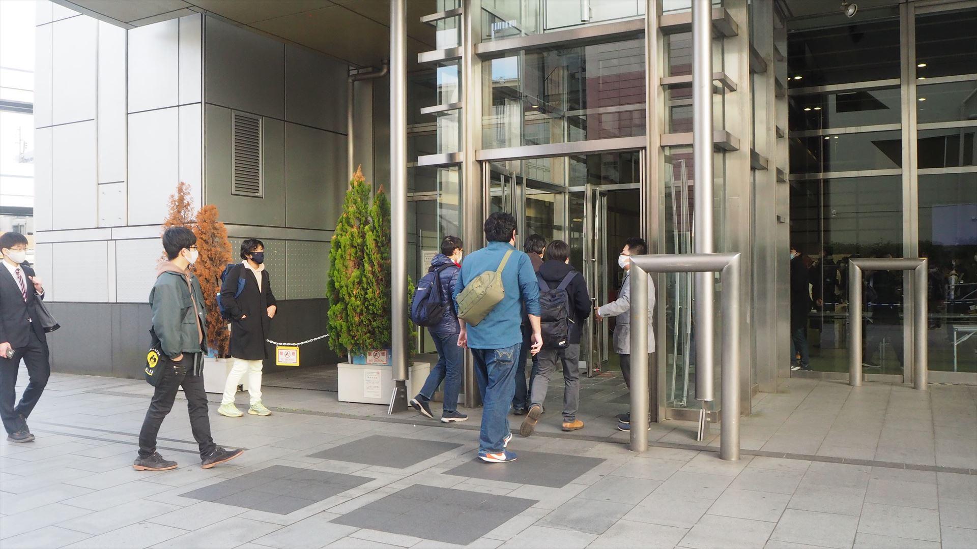 入場者はソーシャルディスタンスを守って、間隔を開けて入場していた