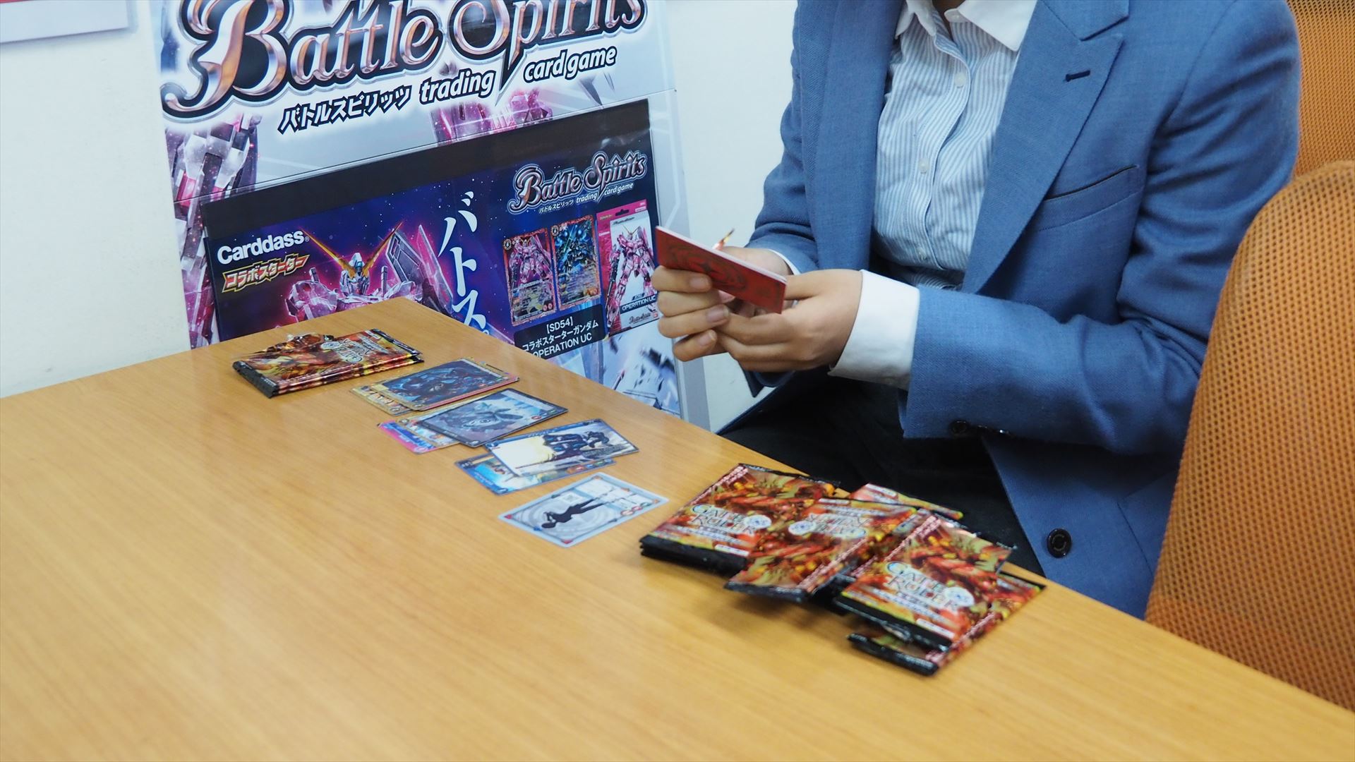 パックを開けて、軍ごとに並べてデッキを構築する。いわゆるシールド戦といわれるものだが、軍は好きなだけ混ぜてよいルールで行なわれた（そうでないと50枚デッキにならない）