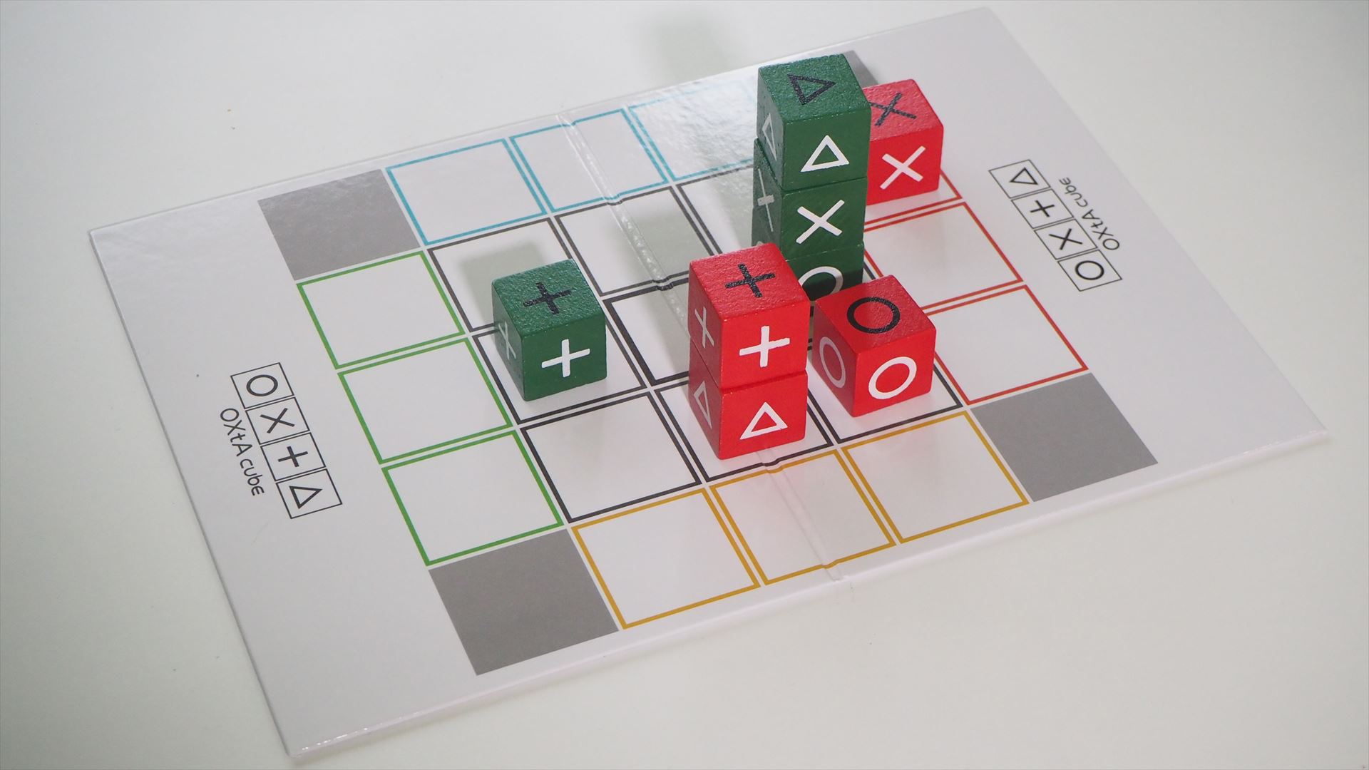 2人用の積み上げチェス型ゲーム「shinjuku.」をプレイしているところ