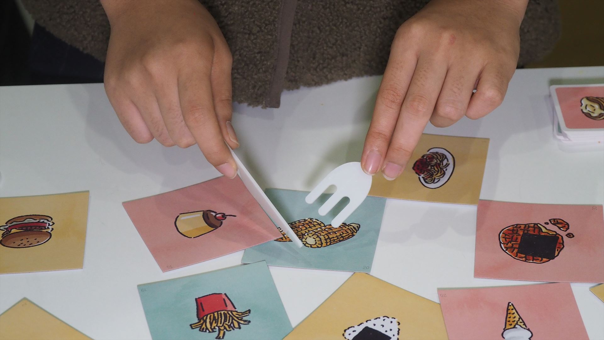 「パクモグ」をプレイ中の様子。食べ物を食べているジェスチャーをして、何を食べているのかを当てさせるゲームだ