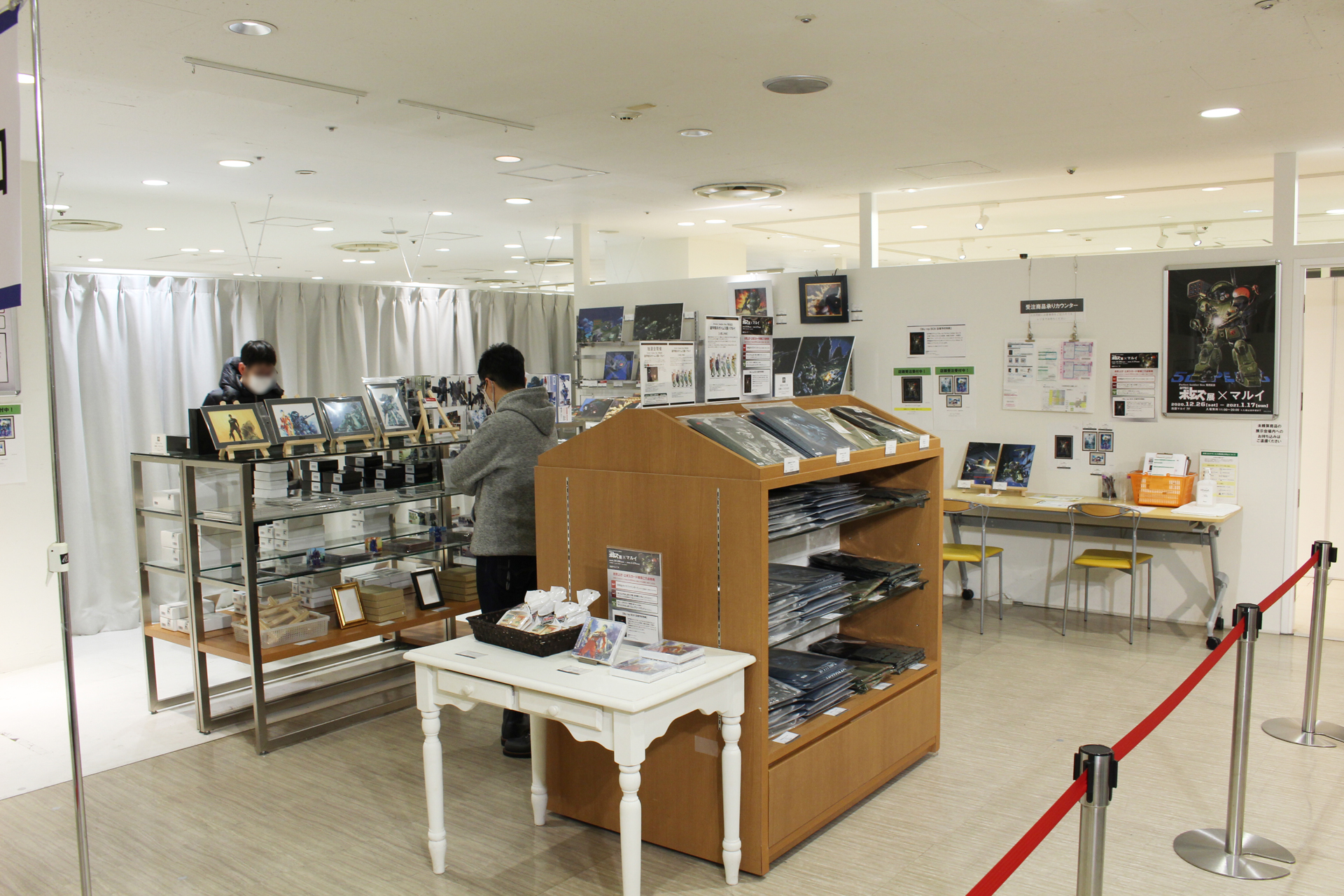 グッズ販売コーナーも併設。高精細の複製画「キャラファインアート」のほか、模型やオリジナルグッズもあり、公式サイトでは通信販売で購入が可能だ