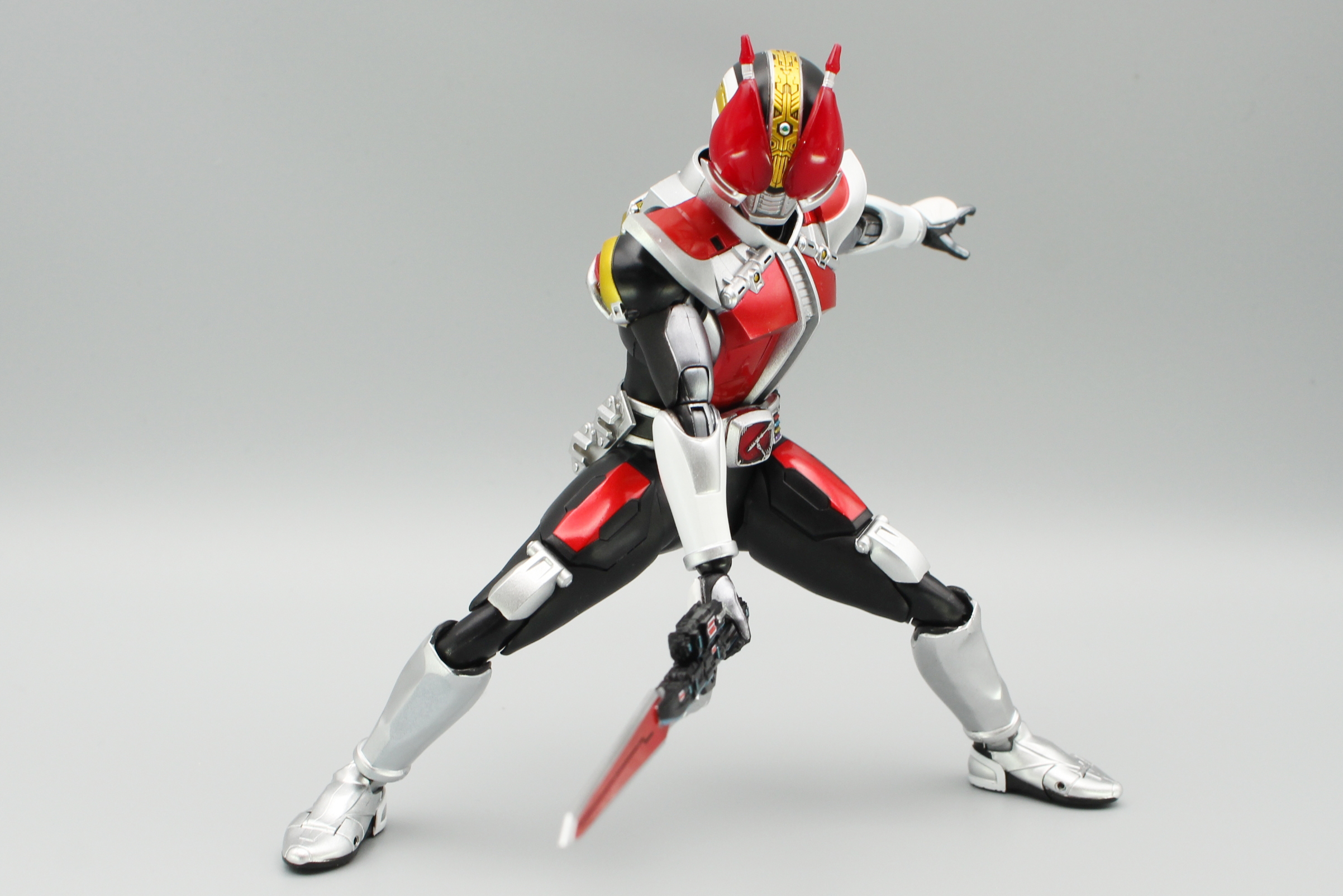 武器のデンガッシャーは腰に装備するための分割されたものと、ソードモード、ガンモードが付属する