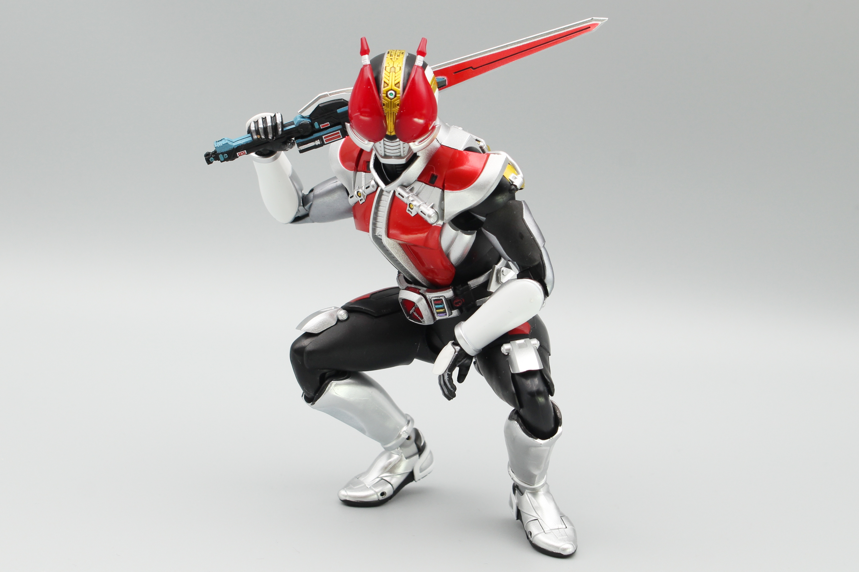 アクションフィギュアとしての可動も上々。ヤンキー座りも可能だ